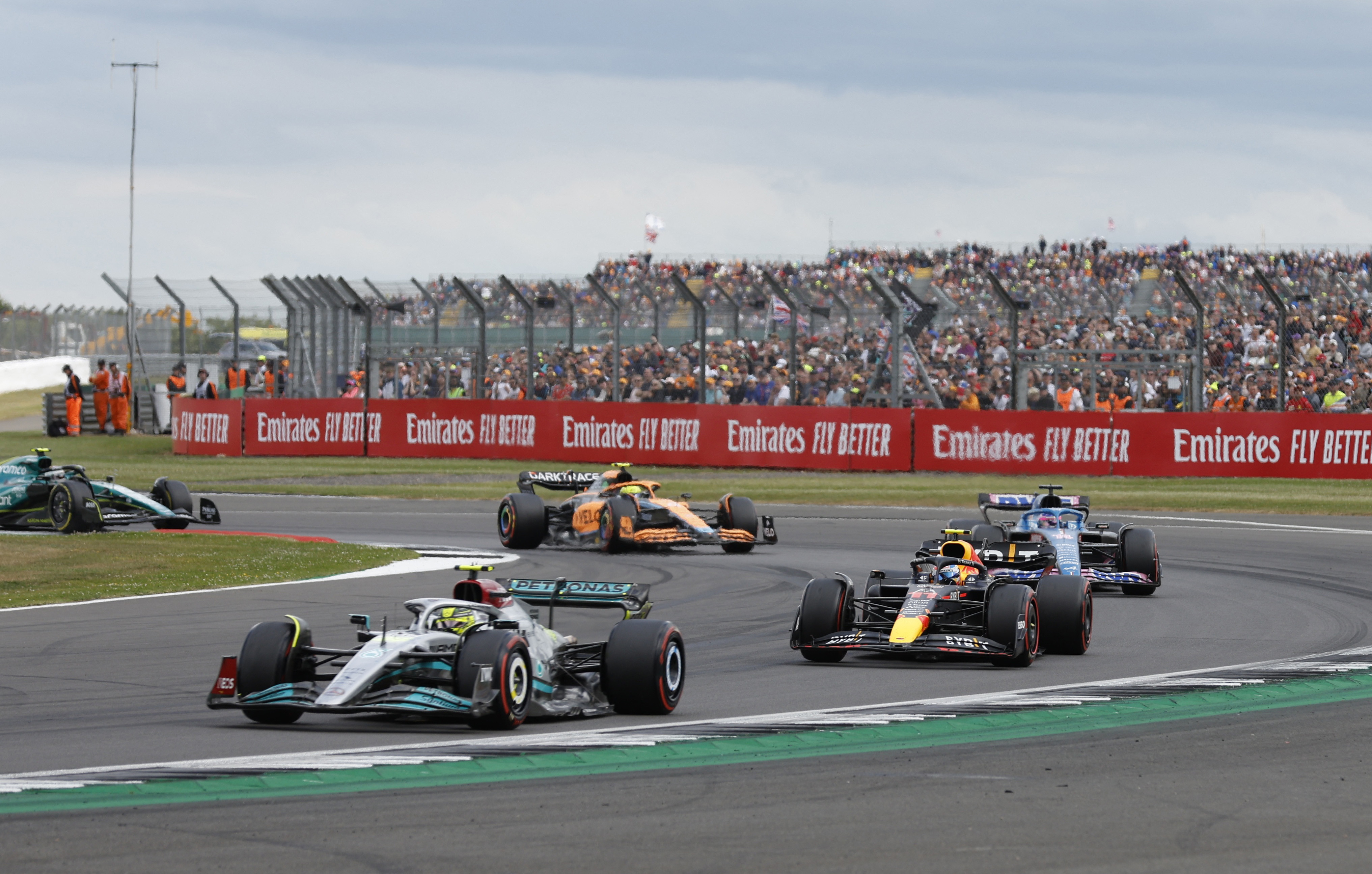 Checo, Hamilton y Charles protagonizaron una batalla por el segundo lugar del GP de Gran Bretaña (Foto: REUTERS/Peter Cziborra)