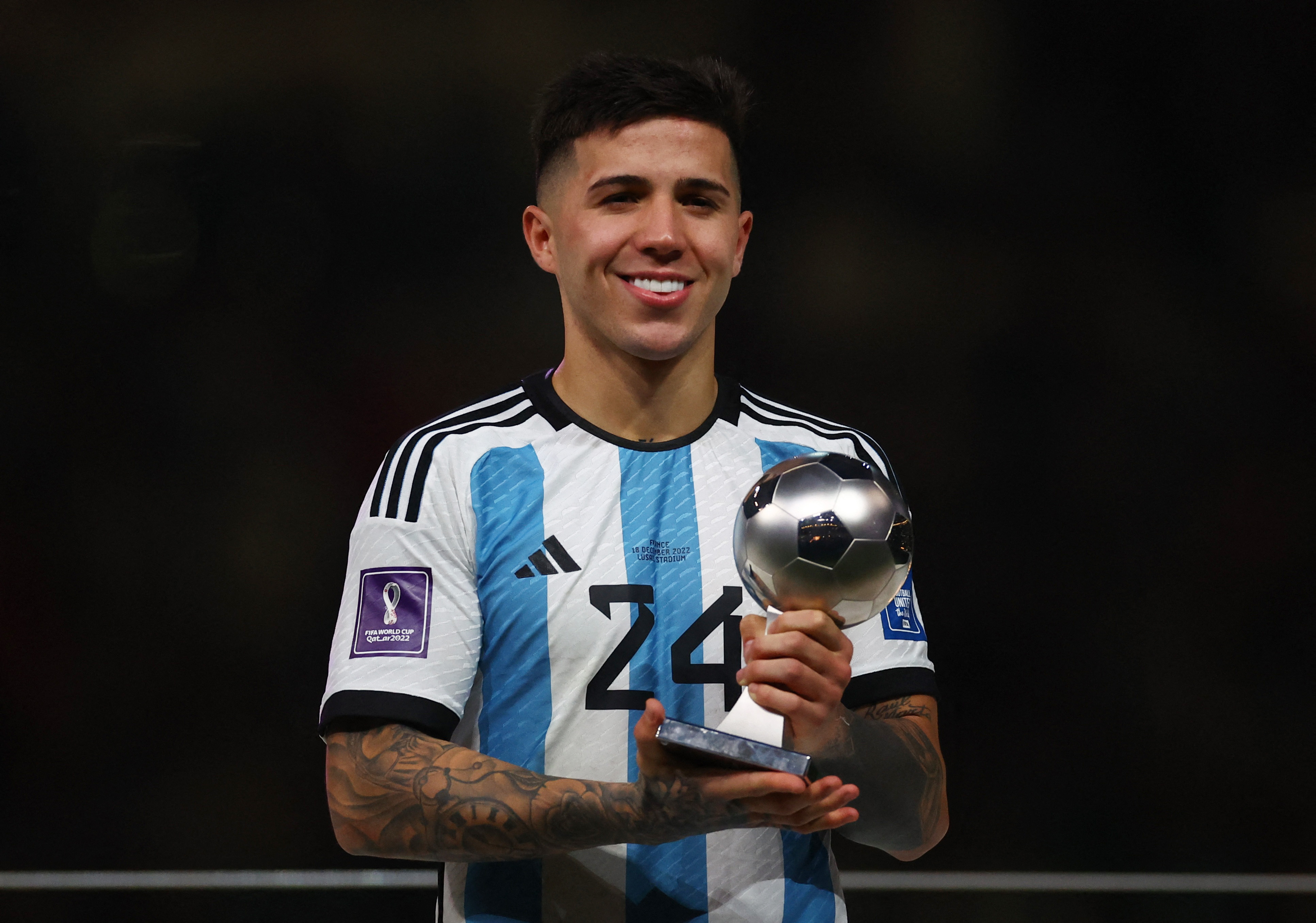 Enzo Fernández jugó apenas dos amistosos con Argentina antes del Mundial: terminó siendo titular en el campeón del mundo y fue elegido como el mejor jugador joven (Foto: Reuters / Kai Pfaffenbach)