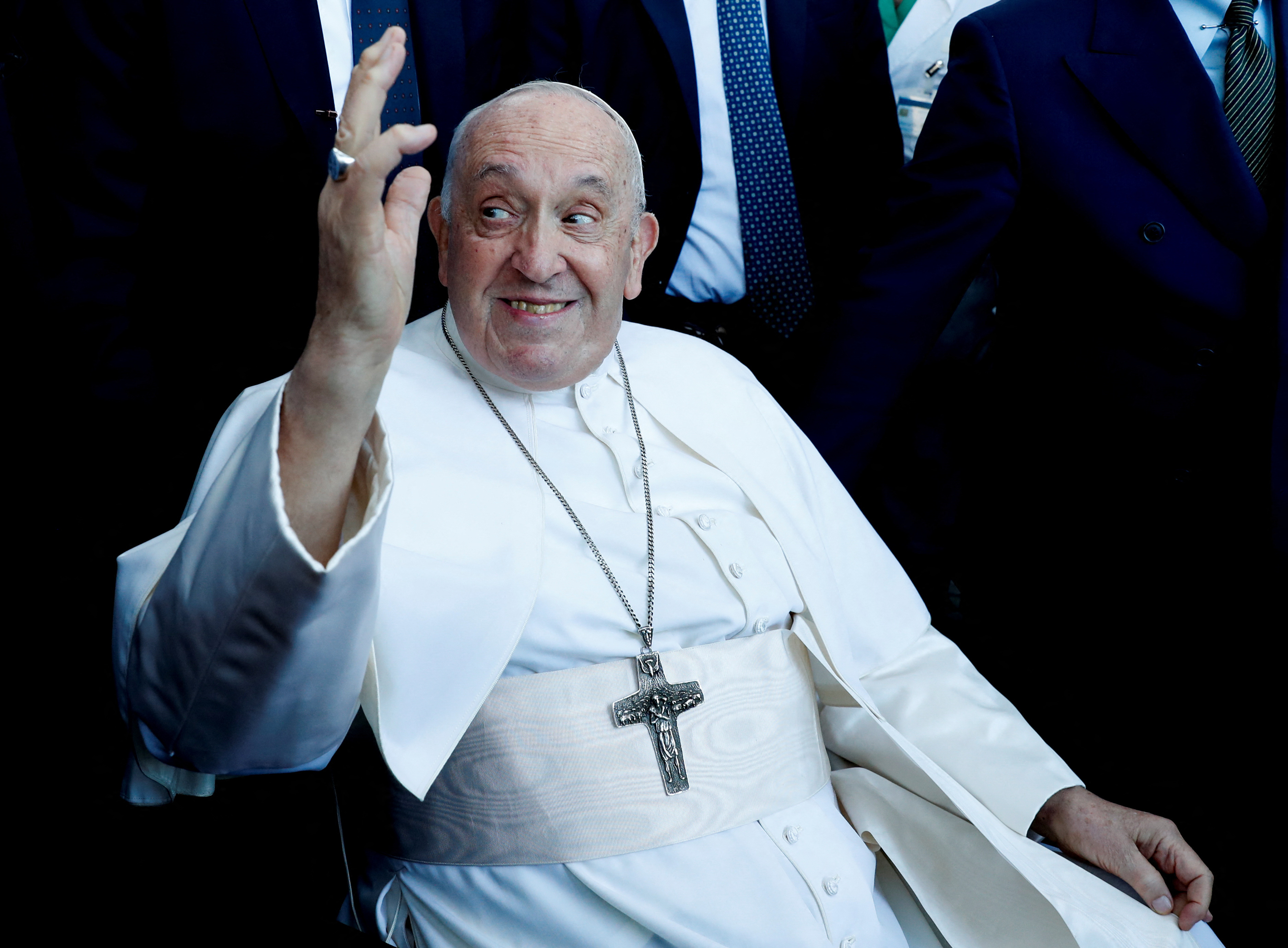 El papa Francisco fue dado de alta del hospital Gemelli de Roma tras su operación de abdomen. (REUTERS)