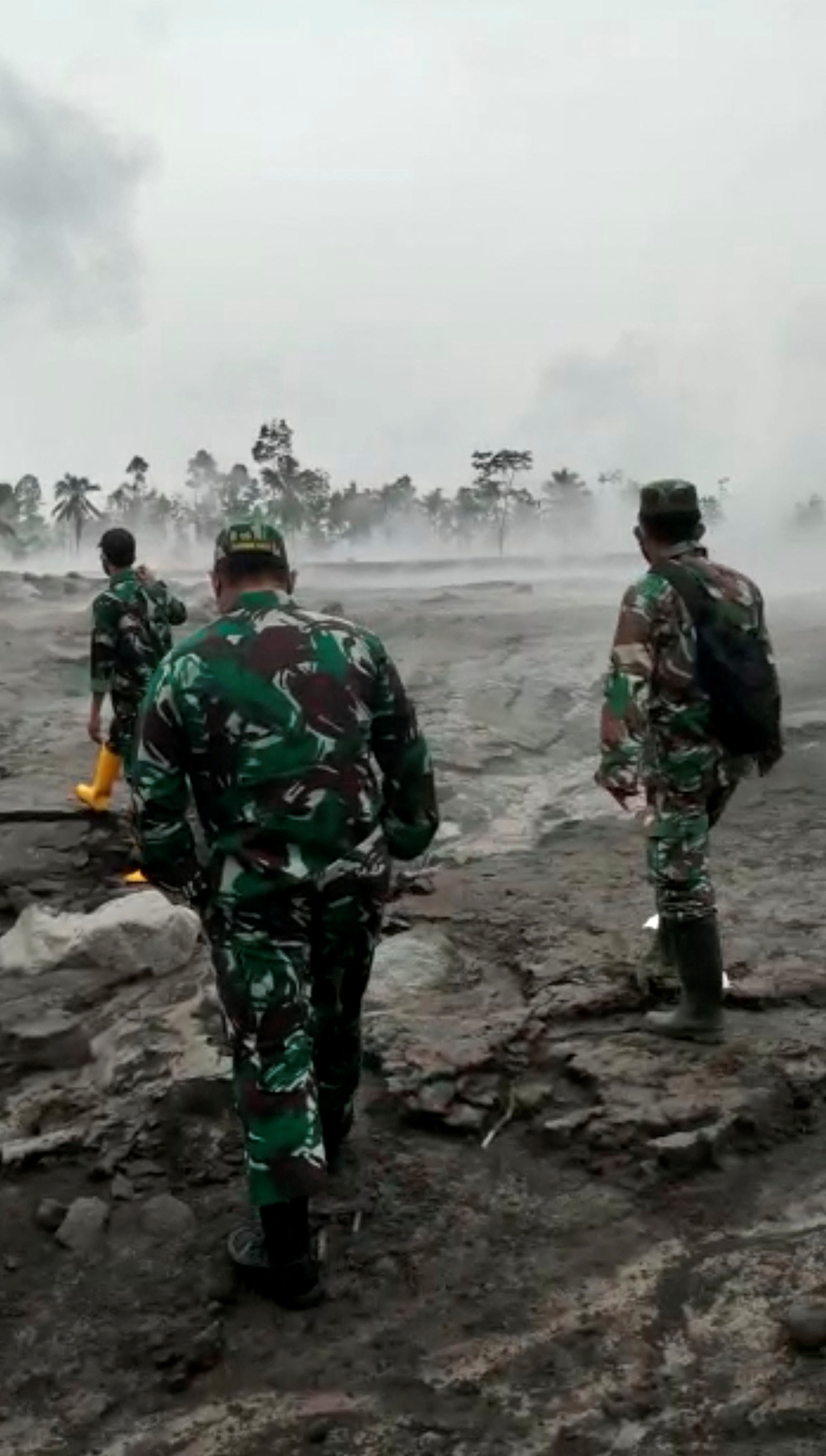 Miembros del ejército caminan sobre suelo cubierto de cenizas después de una erupción del volcán. Dodik Suryadiawan vía REUTERS 