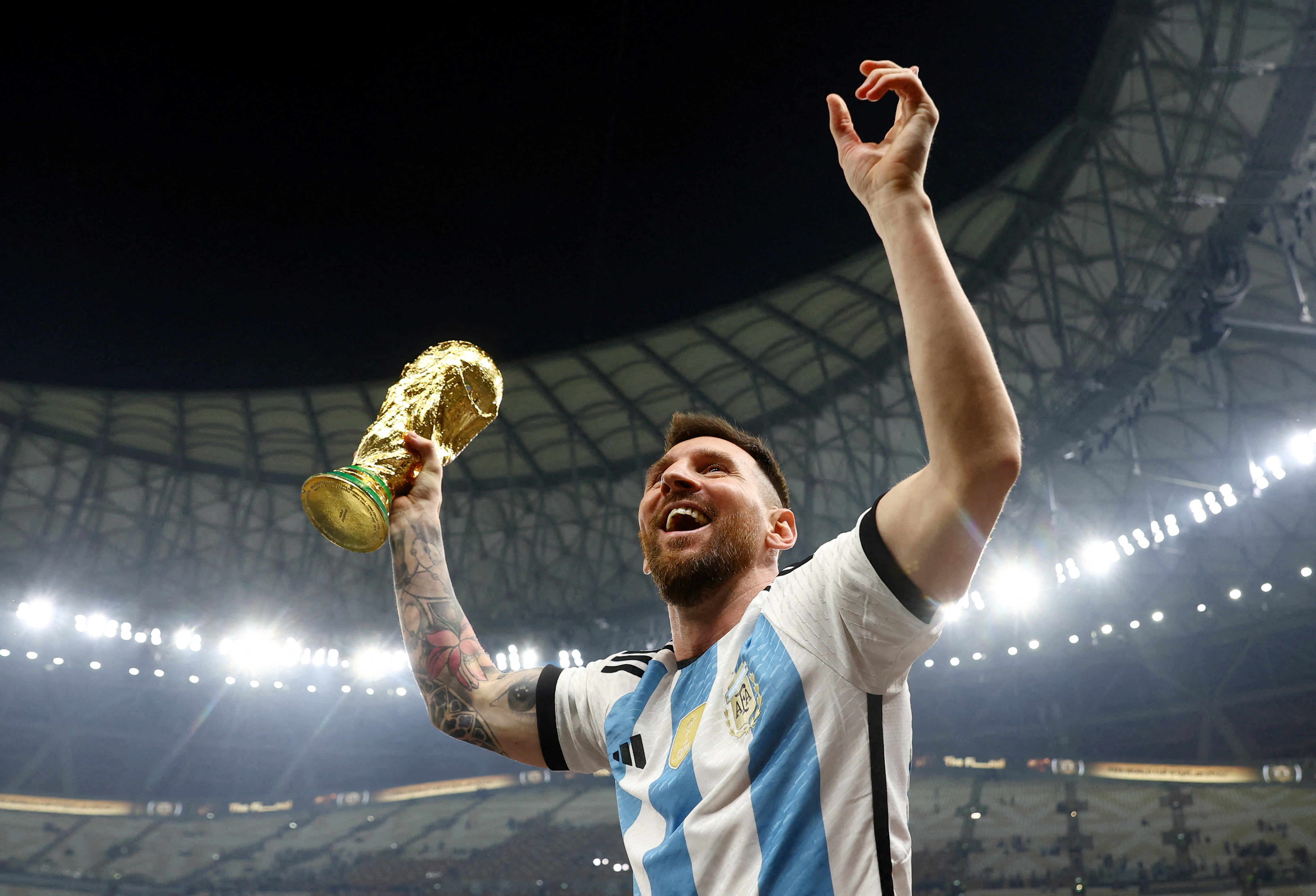 Messi alcanzó el trofeo más importante de su carrera futbolística el último domingo en Qatar (REUTERS)