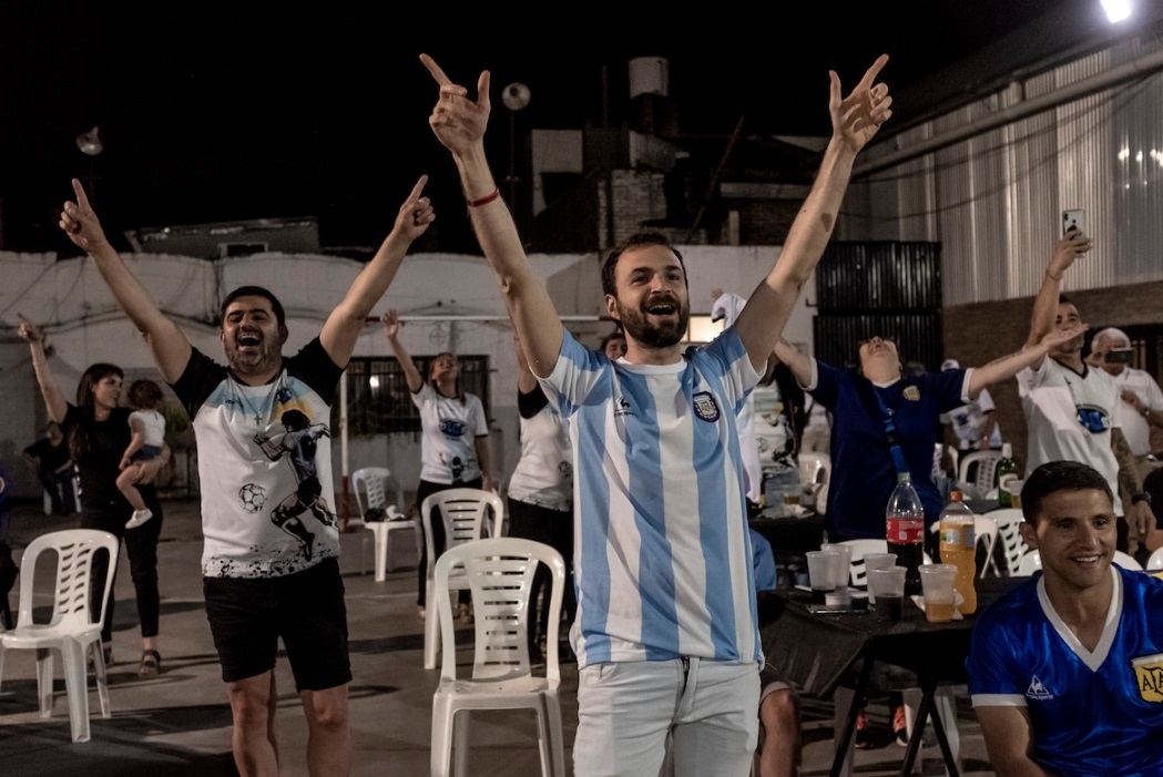 Los fanáticos celebran la Navidad maradoniana, la fecha más importante en el calendario de la Iglesia de Maradona. (Anita Pouchard Serra para The Washington Post)