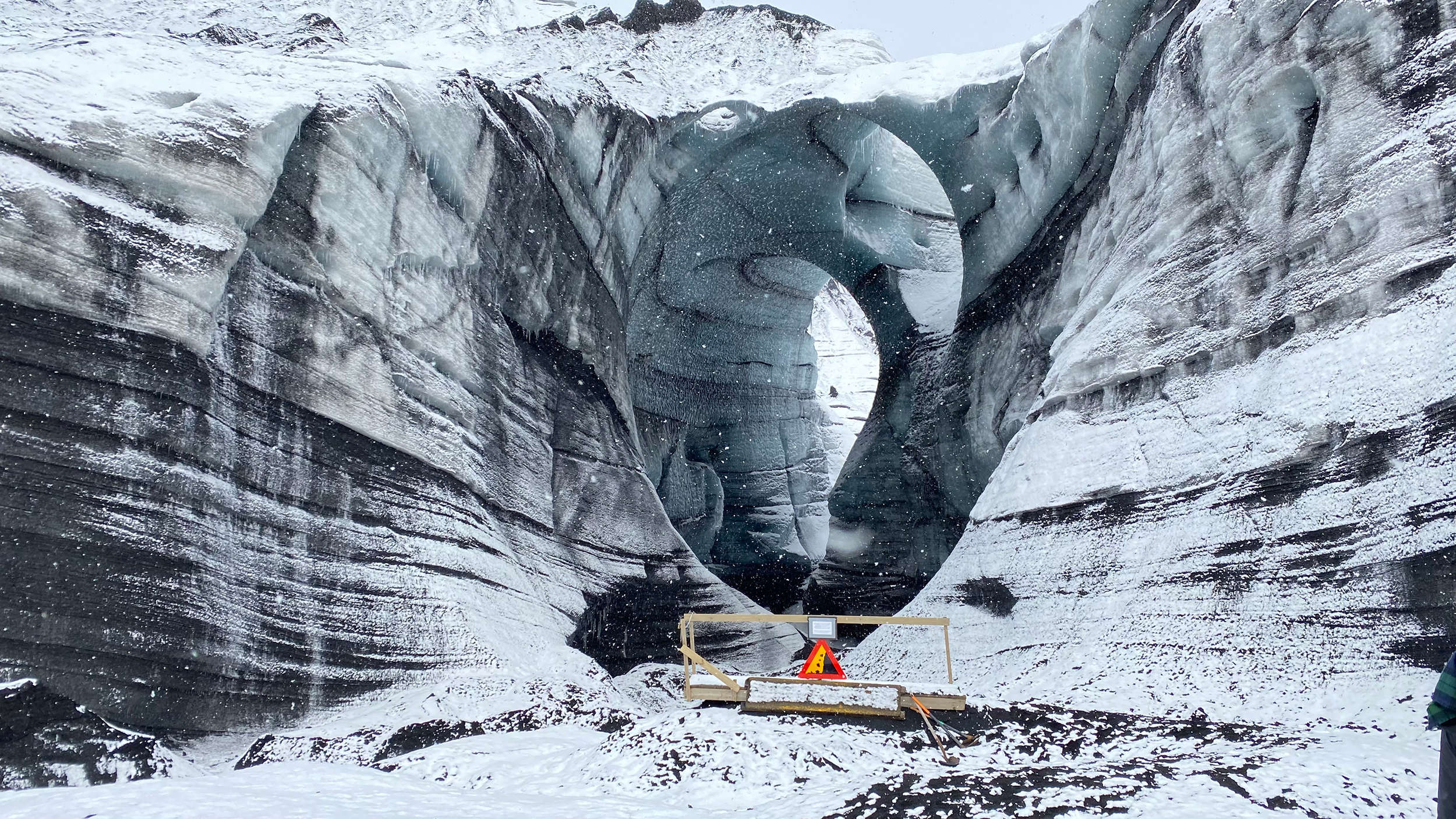 Debido al paisaje volcánico, no se encuentran tonos azules en estas cuevas, sino formaciones de hielo ceniciento
(Katla-Embajada Islandia)