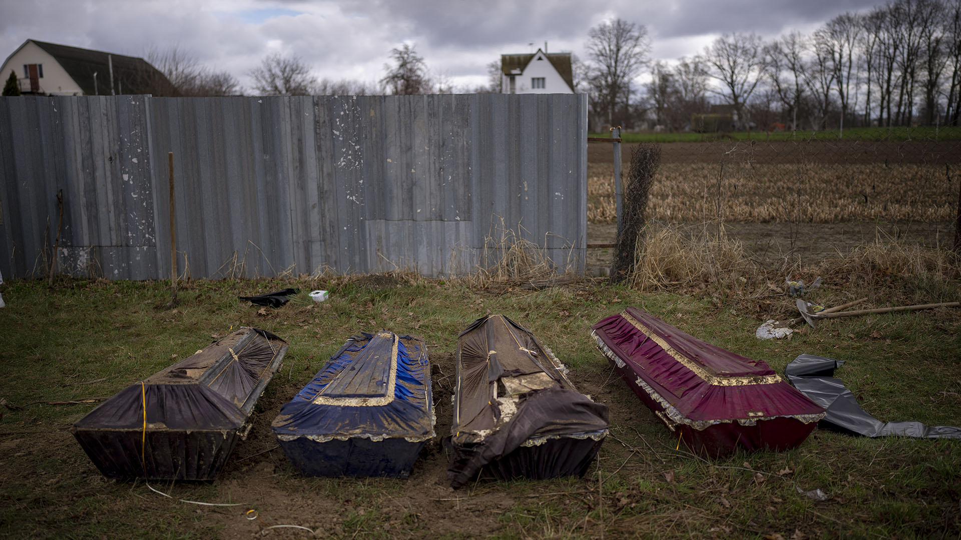Ataúdes con cadáveres de civiles asesinados por el Ejército ruso después de que las autoridades de la ciudad de Mykulychi hallaran cadáveres en fosas comunes el 17 de abril pasado.  (AP Photo/Emilio Morenatti)