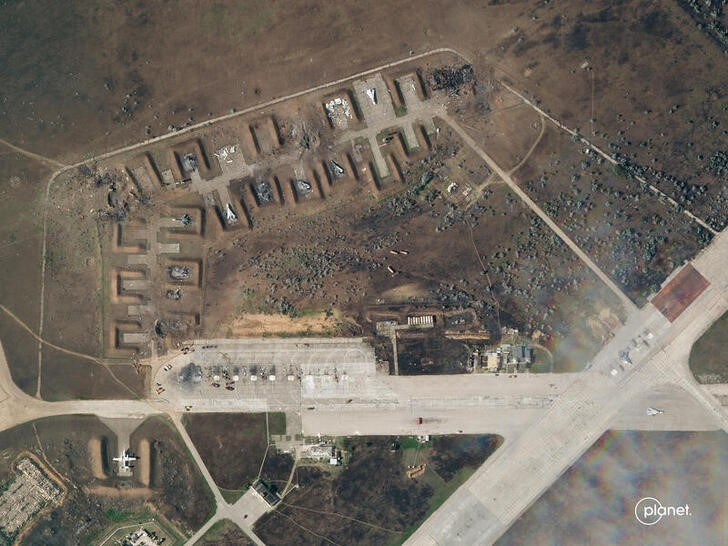 Imagen de satélite que muestra la destruida base aérea de Saki en Crimea, Ucrania (Planet Labs PBC/vía Reuters)