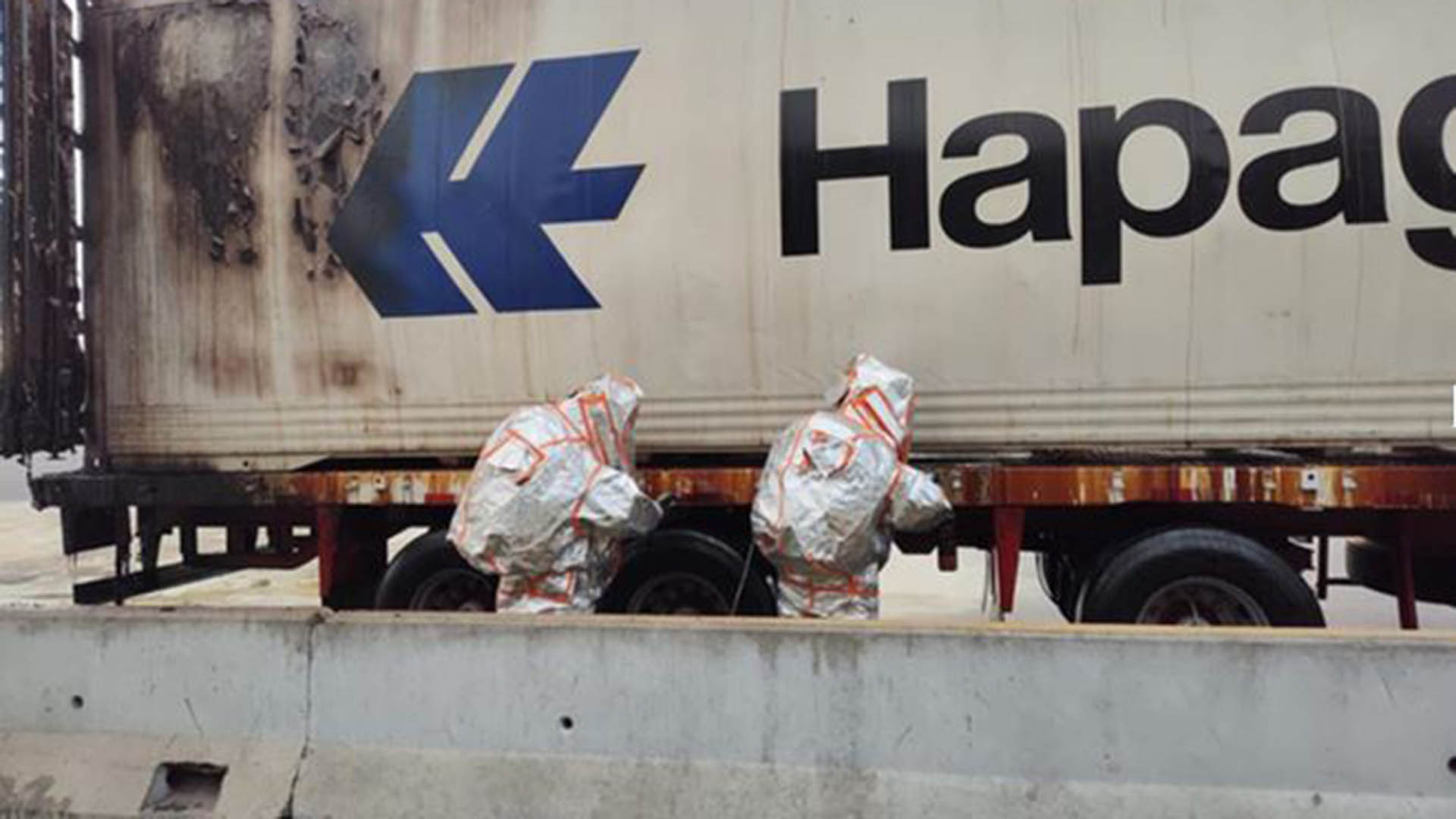 Personal del Ejército Argentino realiza las pericias al camión que transportaba la sustancia tóxica que se derramó en el Acceso Oeste.