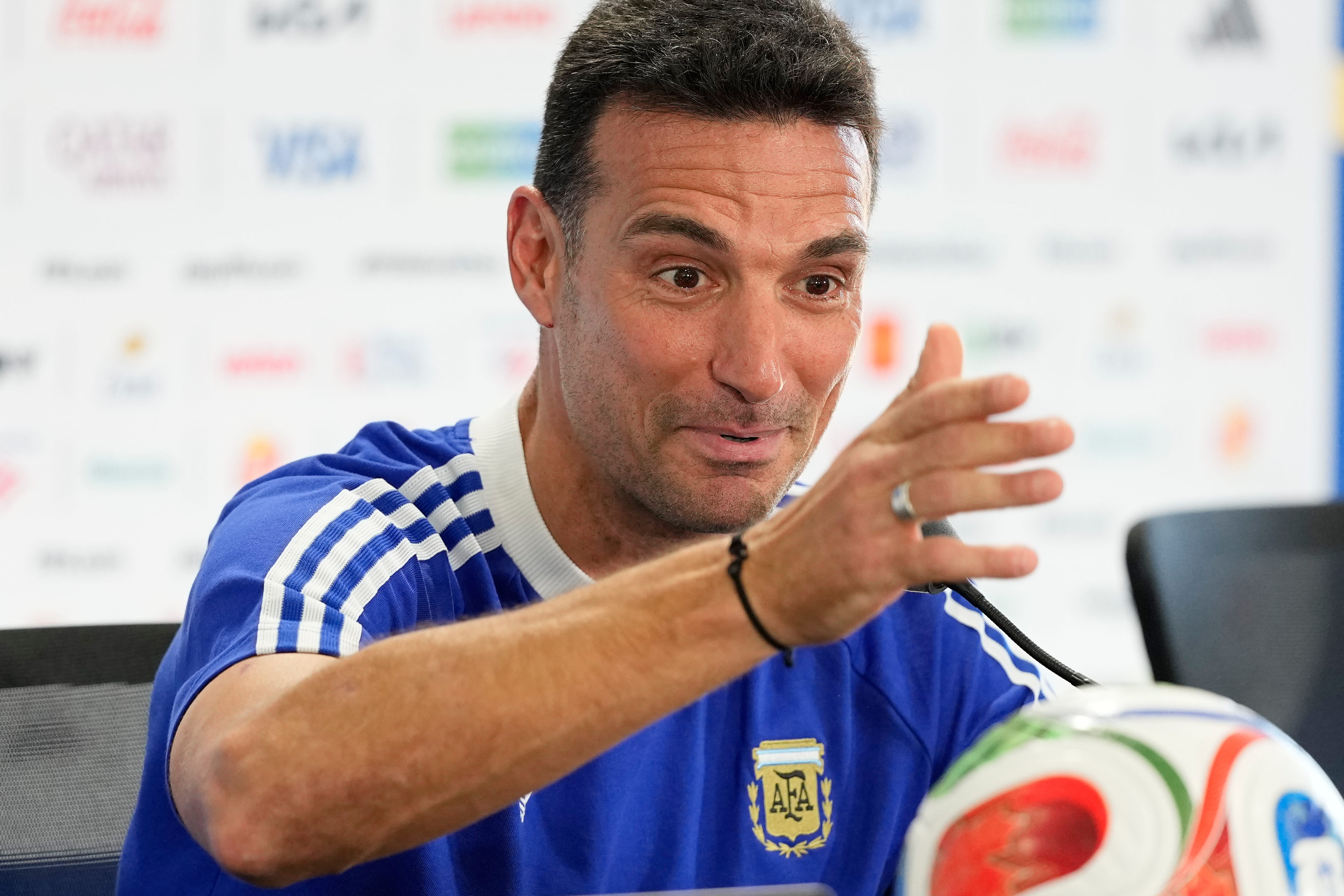 Palermo cont&oacute; el detr&aacute;s de escena de su conmovedor encuentro con Scaloni en la conferencia: 