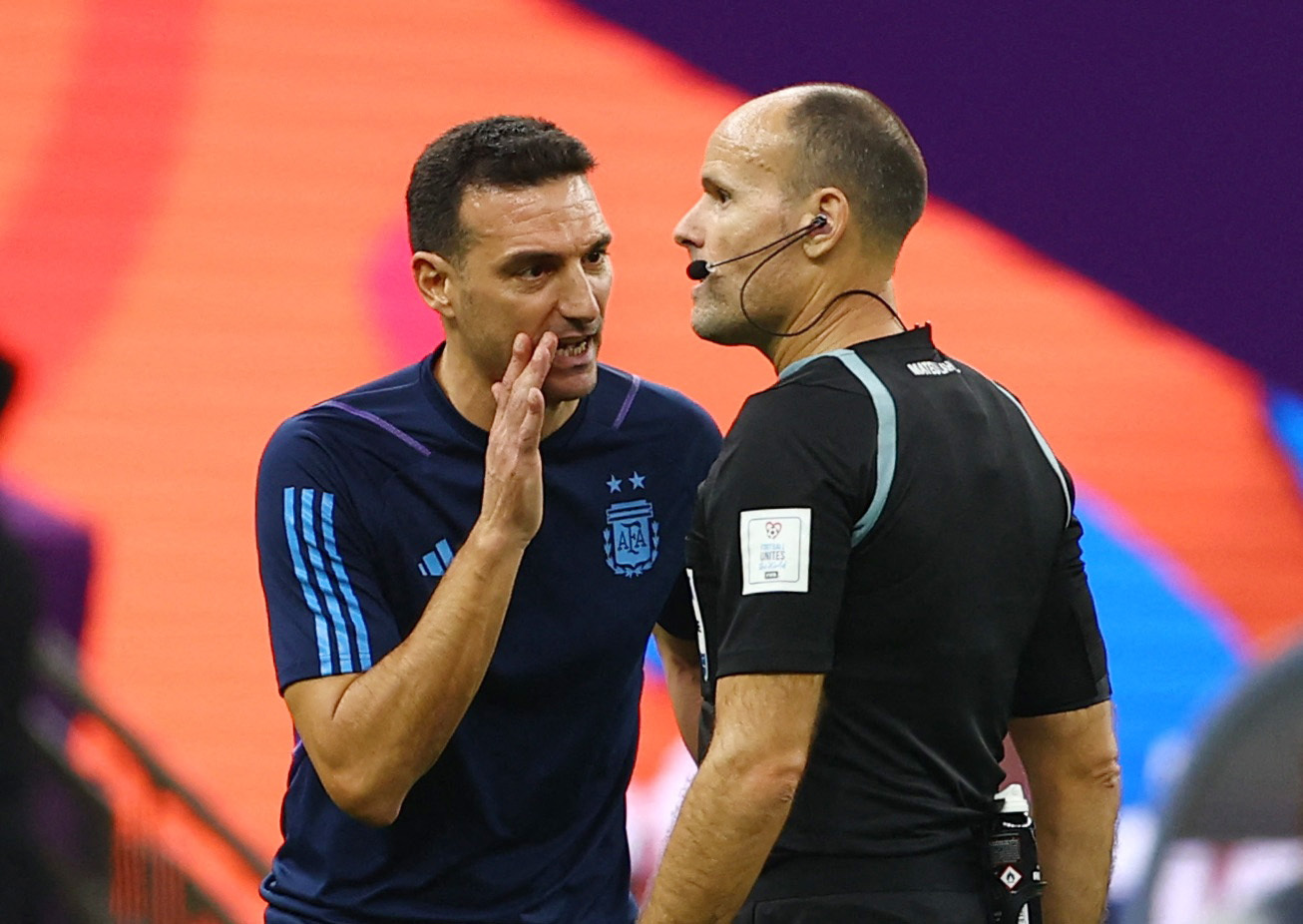 El DT y un diálogo con el árbitro Antonio Mateu Lahoz (REUTERS/Molly Darlington)