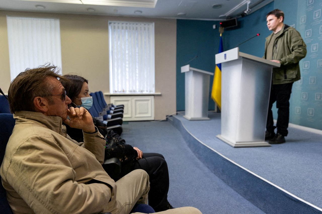 El actor y director sean Penn asiste a una conferencia de prensa en la Oficina Presidencial en Kyiv, Ucrania, el 24 de febrero de 2022. Servicio de Prensa Presidencial de Ucrania/Folleto vía REUTERS