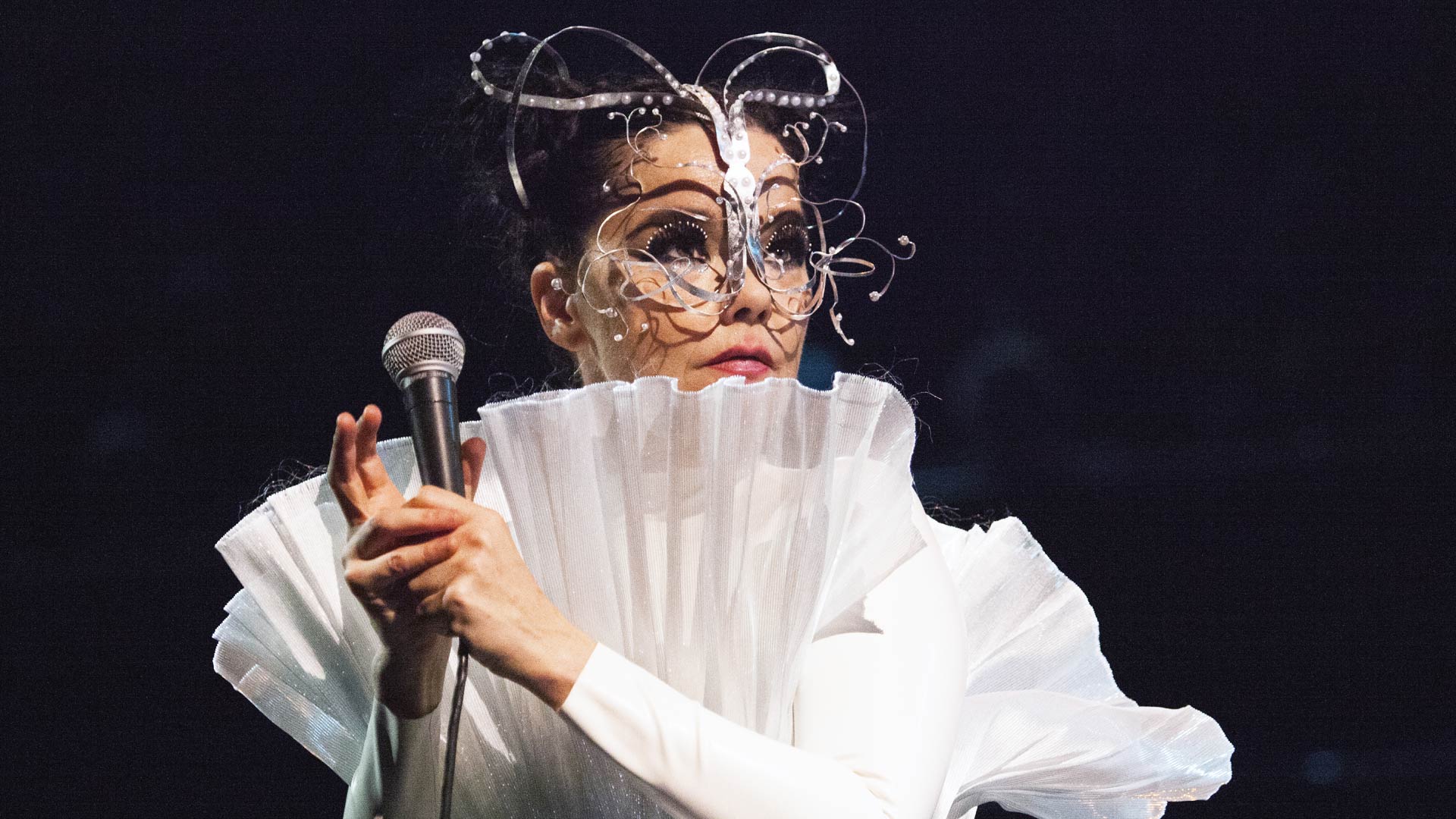 "La tecnología representa las herramientas que tenemos hoy. Y siento que las herramientas no hacen canciones: son los humanos quienes hacen canciones", dice Björk