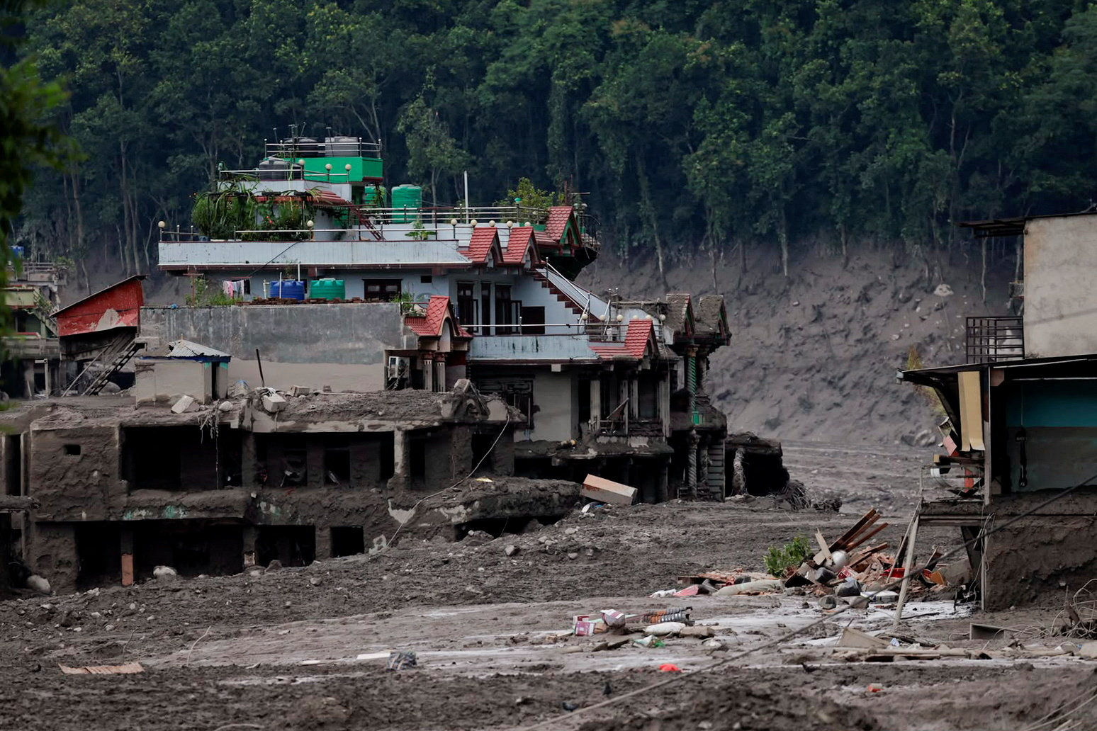 Nepal y China elevan la cifra de v&iacute;ctimas del colapso del glaciar en la frontera: 362 muertos y m&aacute;s de 1.300 desaparecidos
