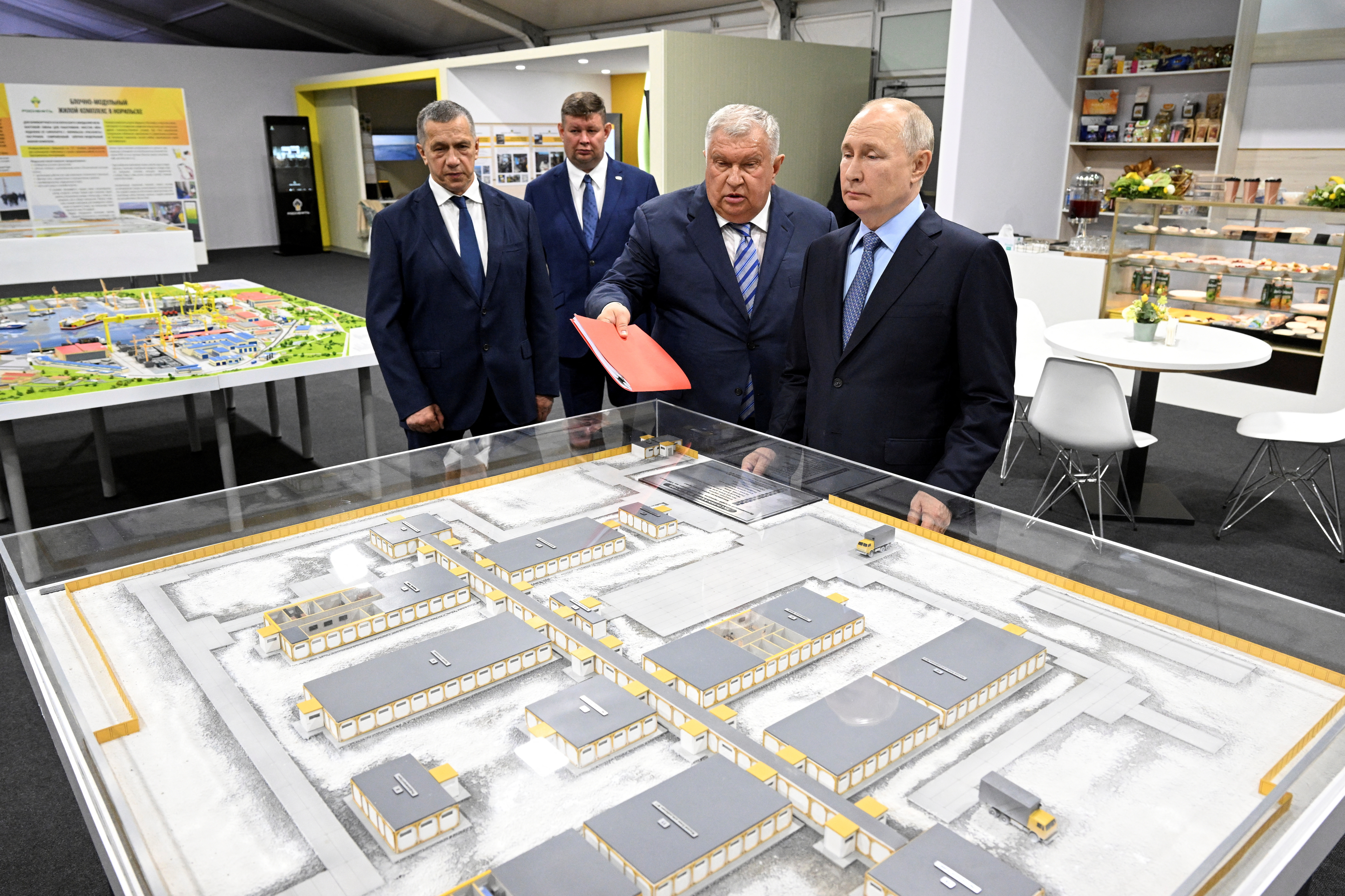 Revelan una red de tráfico de petróleo ruso que recaudó 90 mil millones de dólares para financiar la invasión de Putin a Ucrania