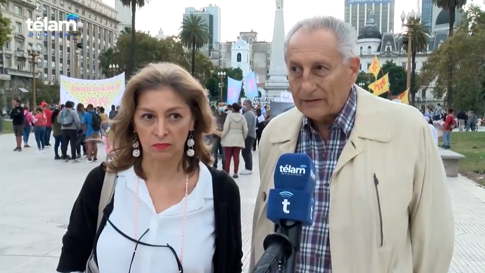Patricia Anzoátegui y Rubén Melloni Anzoátegui en una marcha a Plaza de Mayo contra las falsas denuncias y la obstrucción de vínculos (abril de 2022)