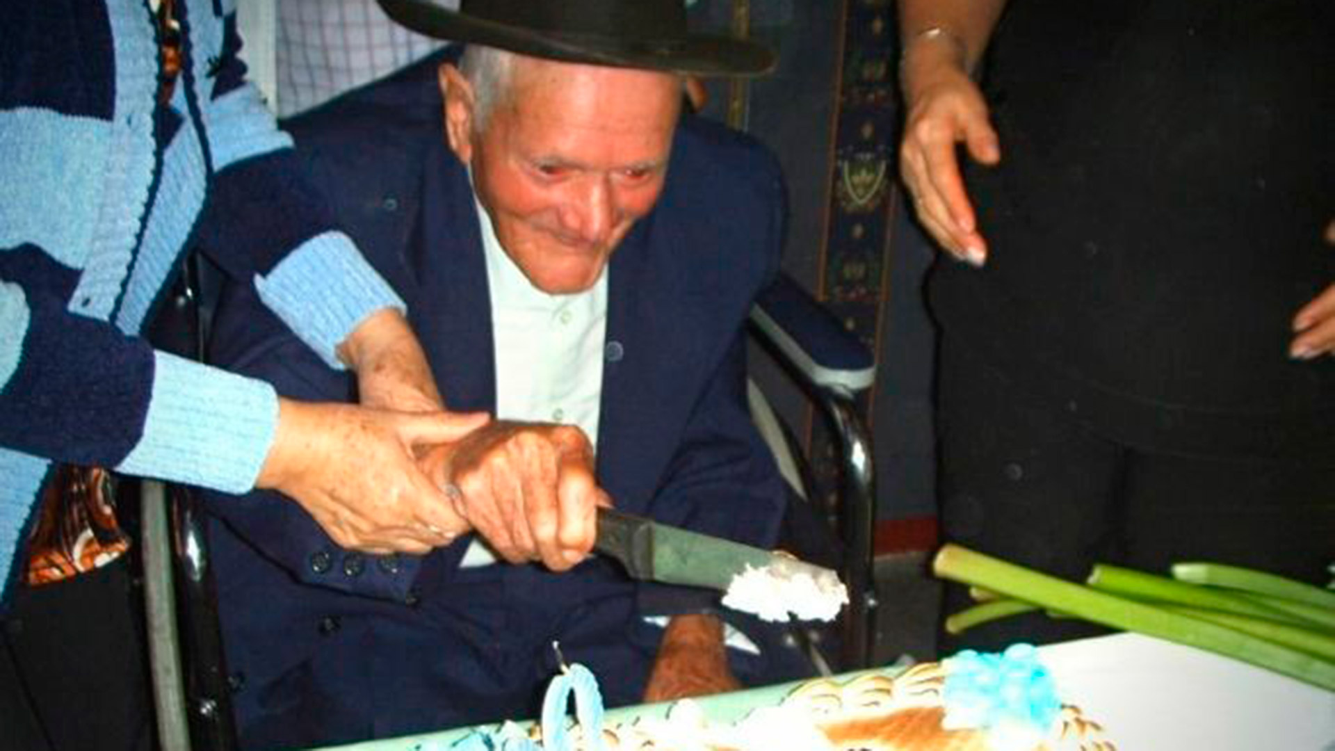 Juan Vicente Pérez celebrando su cumpleaños número 100