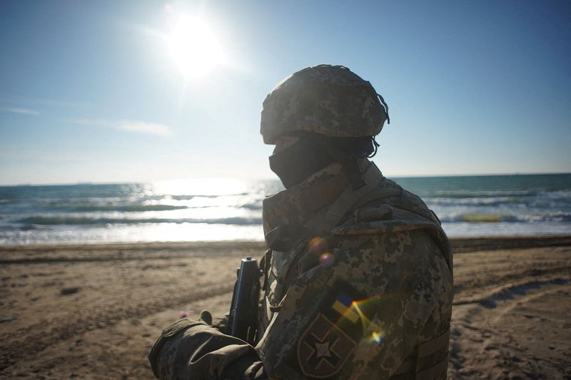 Un miembro del servicio de la 28ª Brigada Mecanizada Separada de las Fuerzas Armadas ucranianas participa en ejercicios de defensa costera en la región de Odessa, Ucrania, en esta imagen de archivo (Reuters)