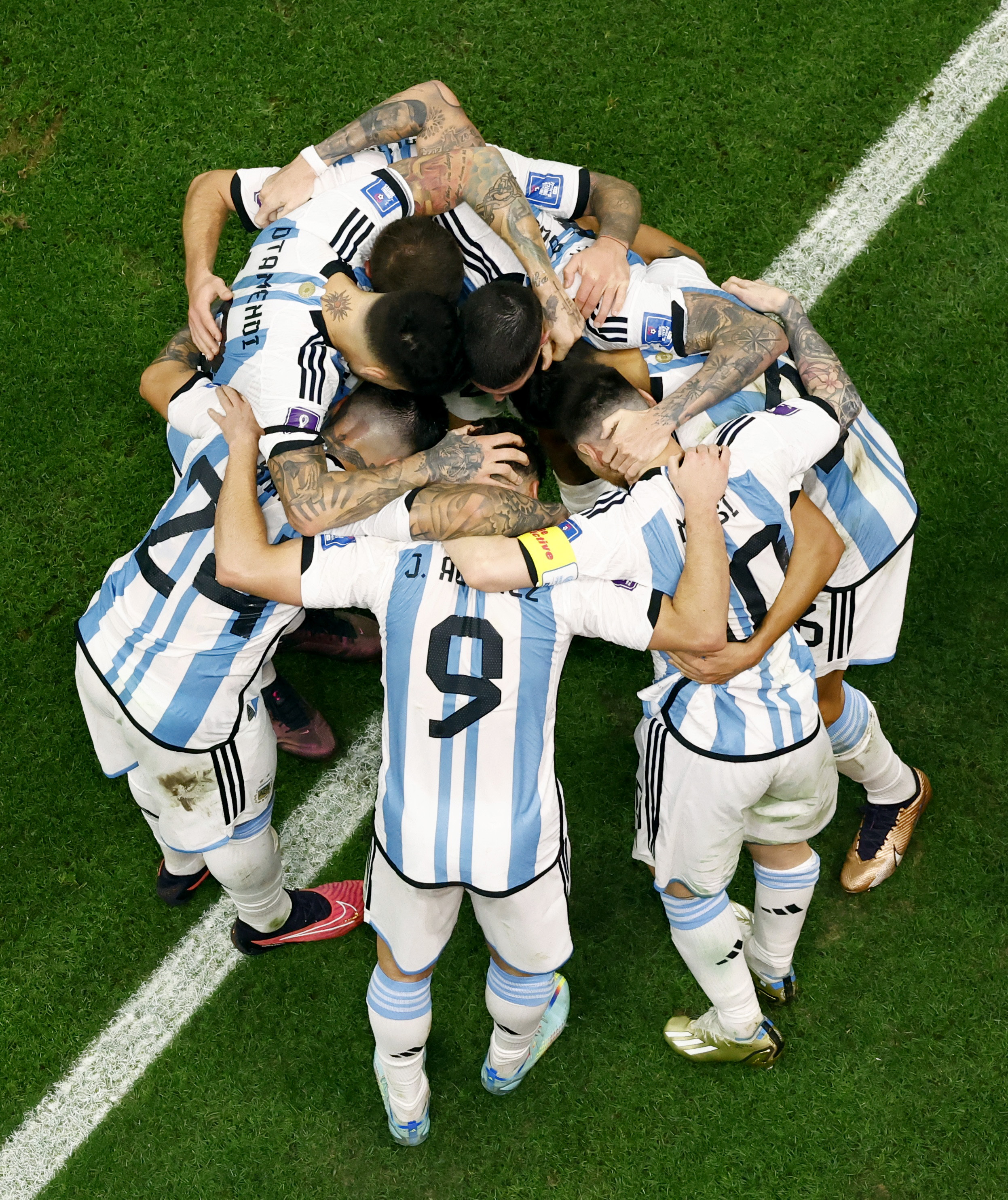 El abrazo argentino luego del segundo gol 