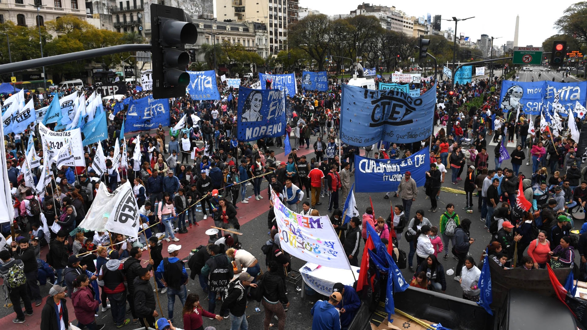 El comunicado de la UTEP afirma que: El 1° de mayo todas las organizaciones  confluirán en una jornada por el día del trabajador y la trabajadora para rechazar el ajuste que viene implementando el FMI