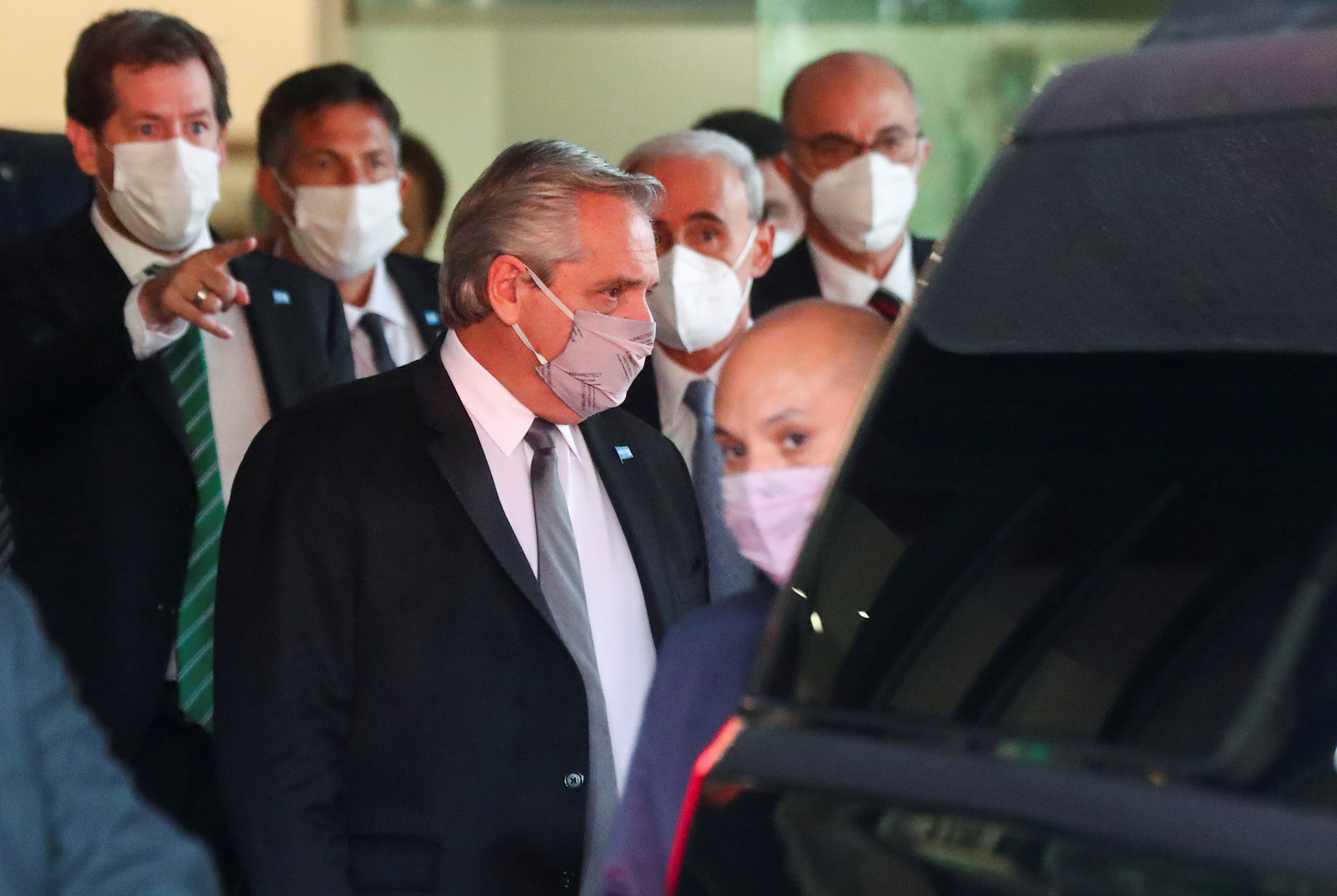 El presidente de Argentina, Alberto Fernández, sale de un hotel después de asistir a un evento en la Ciudad de México, México, 22 de febrero de 2021.
