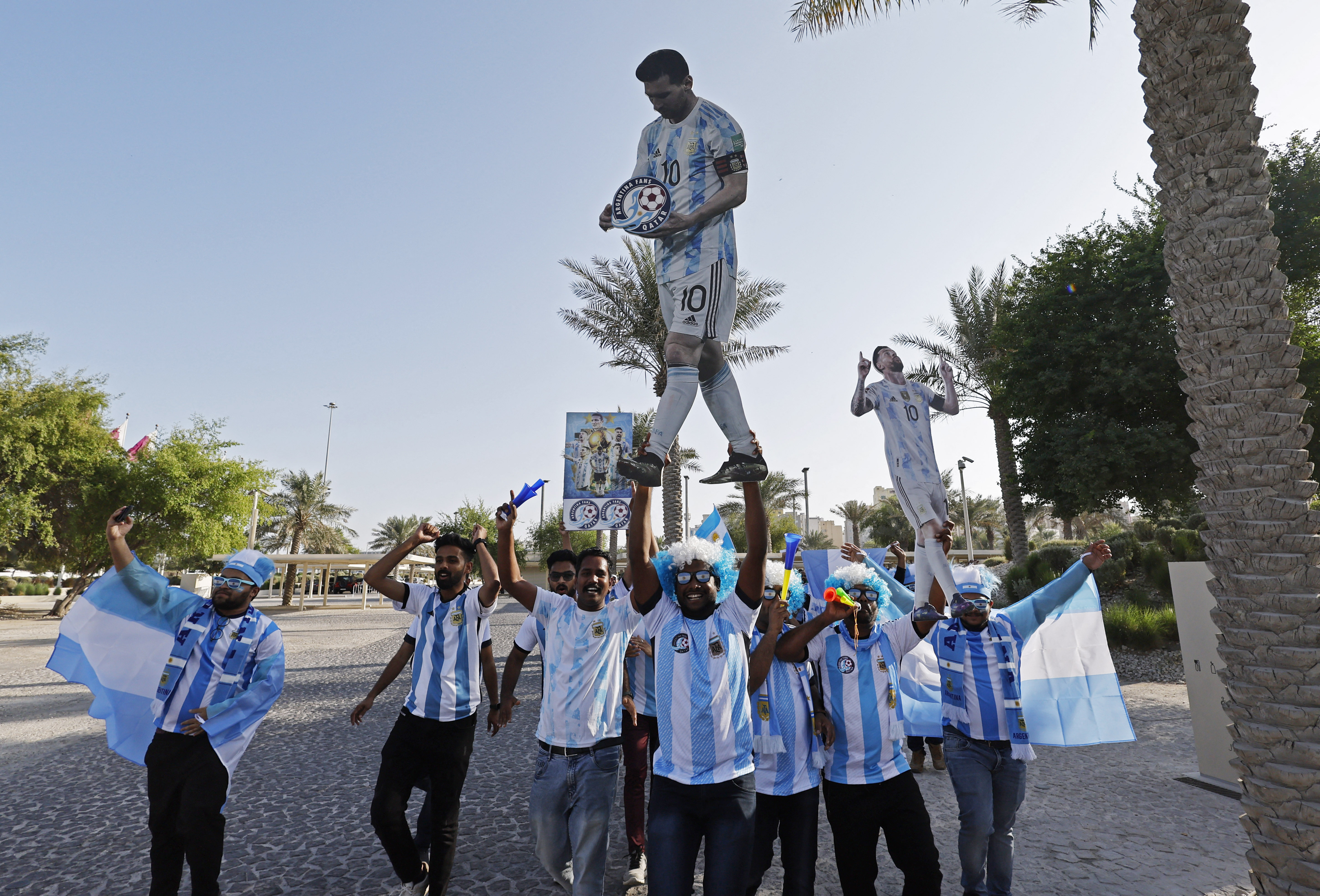 La locura que se vive en Qatar por la llegada de Lionel Messi (Reuters) 