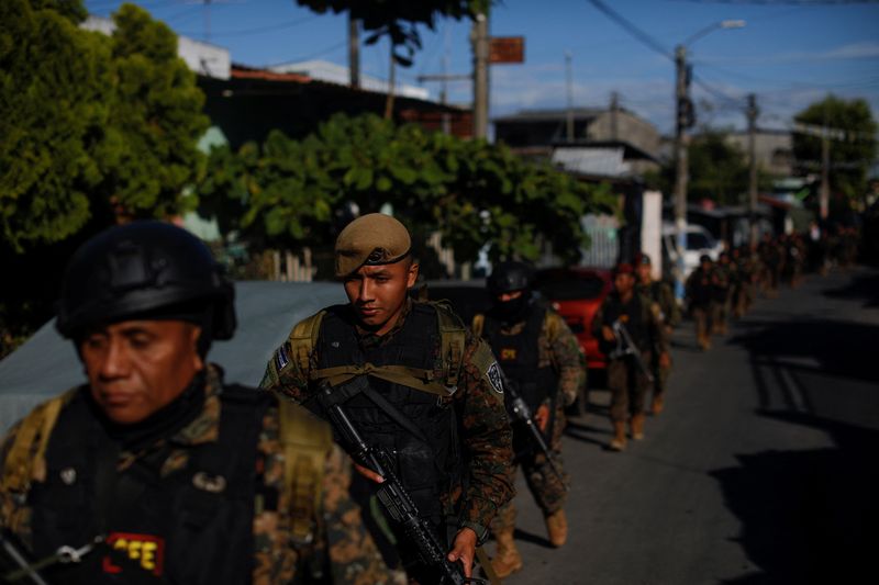 En El Salvador está vigente un régimen de excepción desde el 27 de marzo y que permite detenciones sin orden judicial. (REUTERS)
