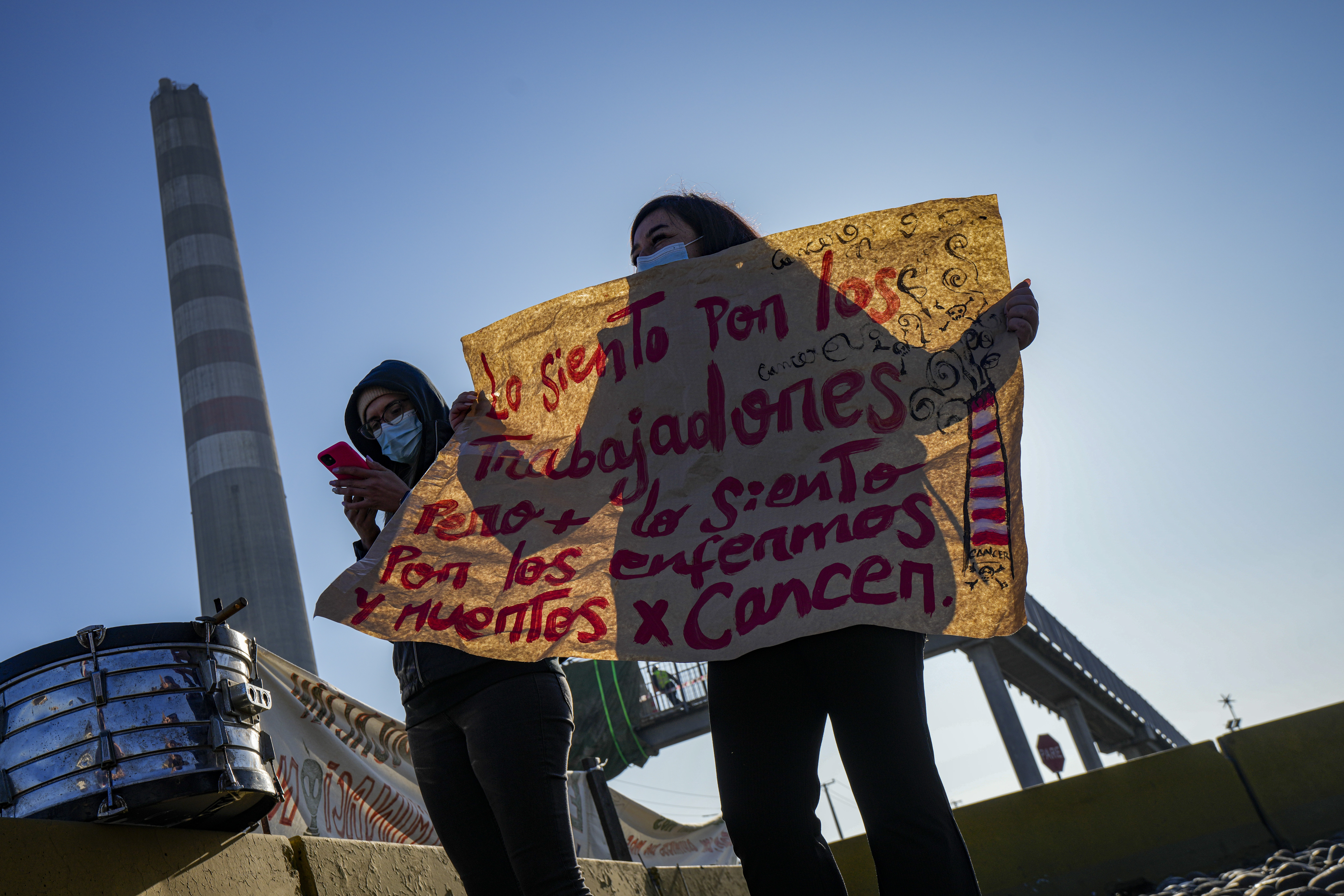 Personas protestan por la contaminación producida por la Fundición Ventanas, de la empresa estatal Codelco, en su primer día de cierre en la bahía de Quintero en Puchuncavi. (AP Foto/Esteban Félix)