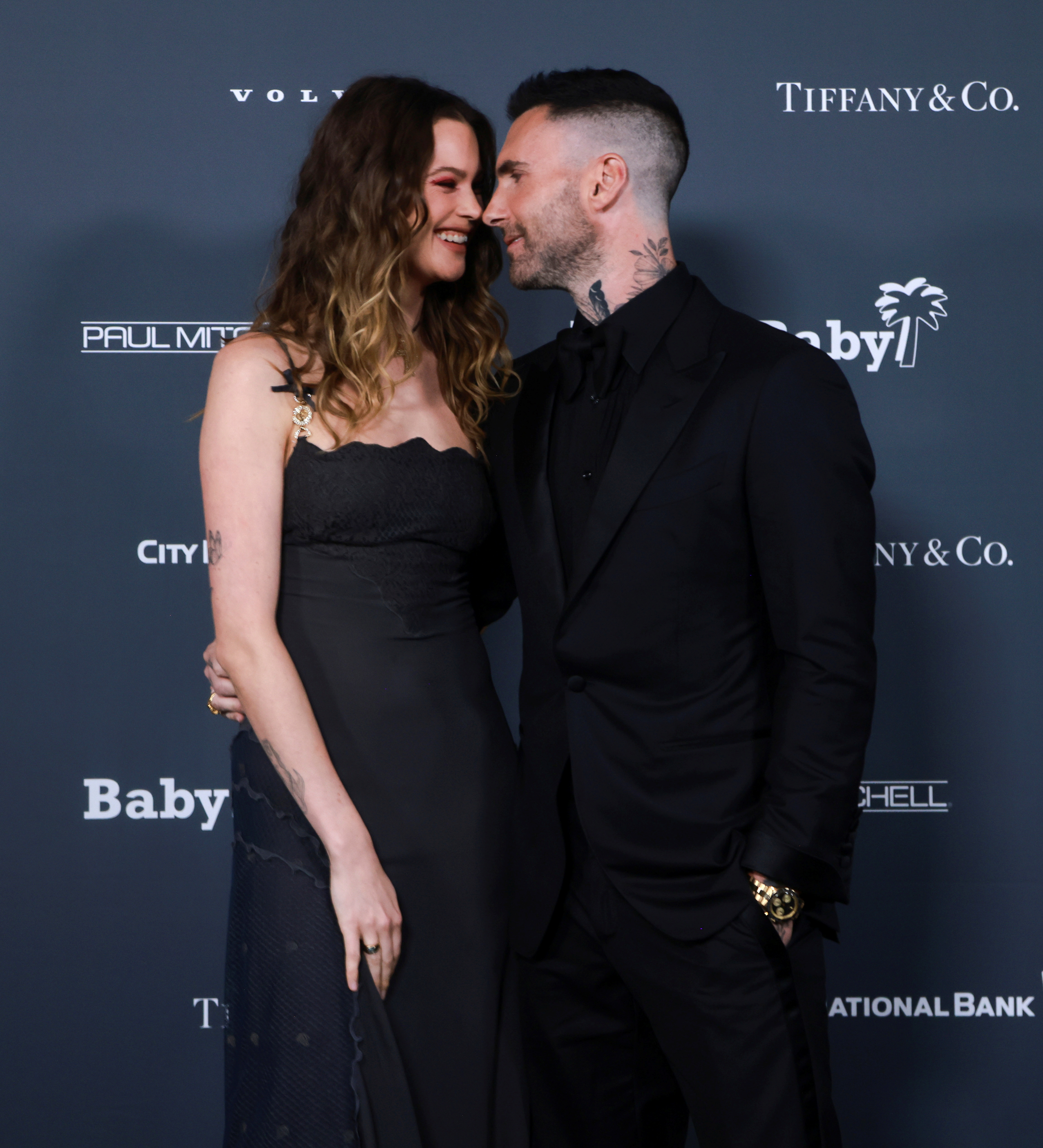 Adam Levine, cantante de Marron 5, junto a su esposa la modelo Behati Prinsloo (Reuters)