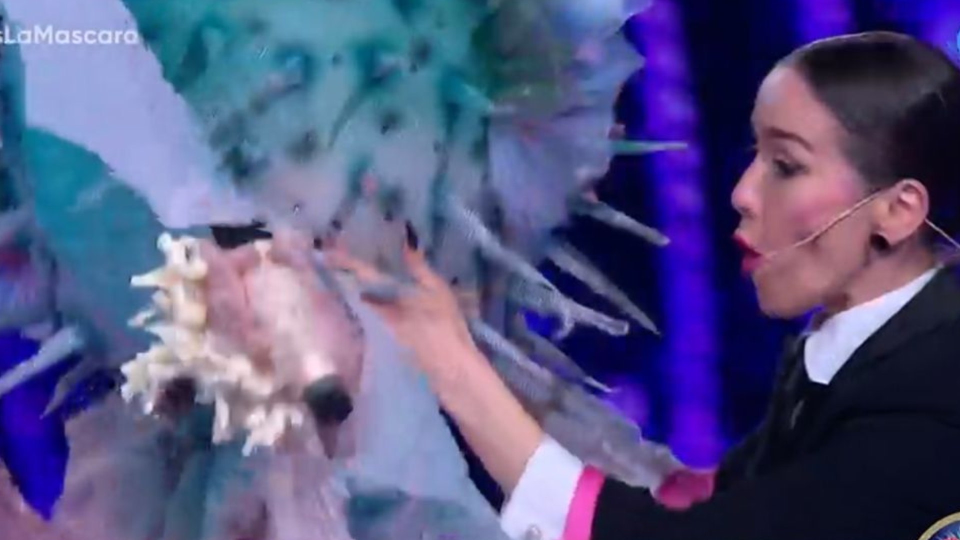 Nel momento in cui Natalia Oreiro toglie la maschera al pesce palla