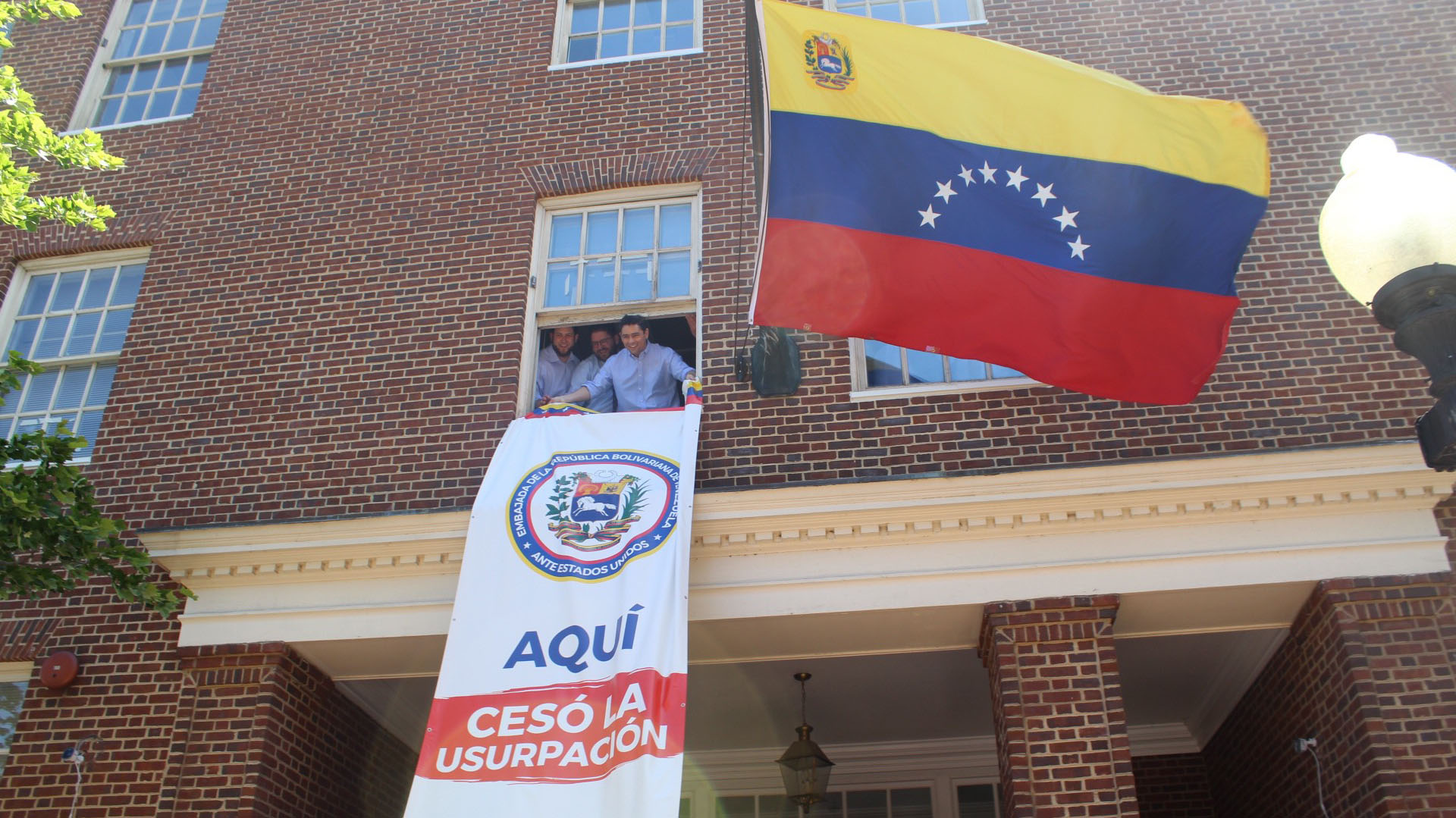 La embajada opositora de Venezuela en EEUU anunció el cese de sus funciones tras la disolución del gobierno interino de Guaidó