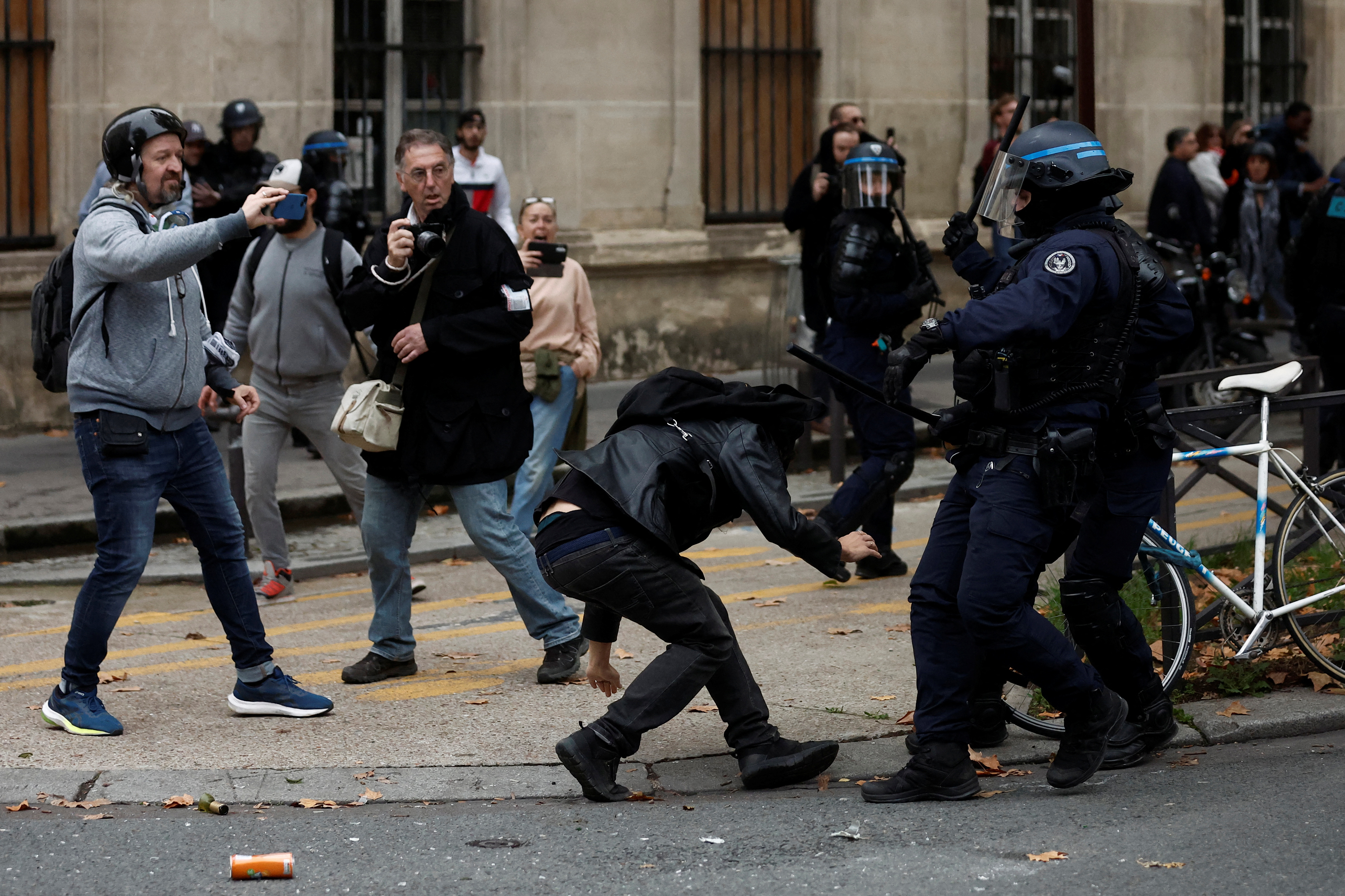 Des manifestants réprimés par la police à Paris.  Hugo en partie légèrement blessé (REUTERS / Benoit Tessier)