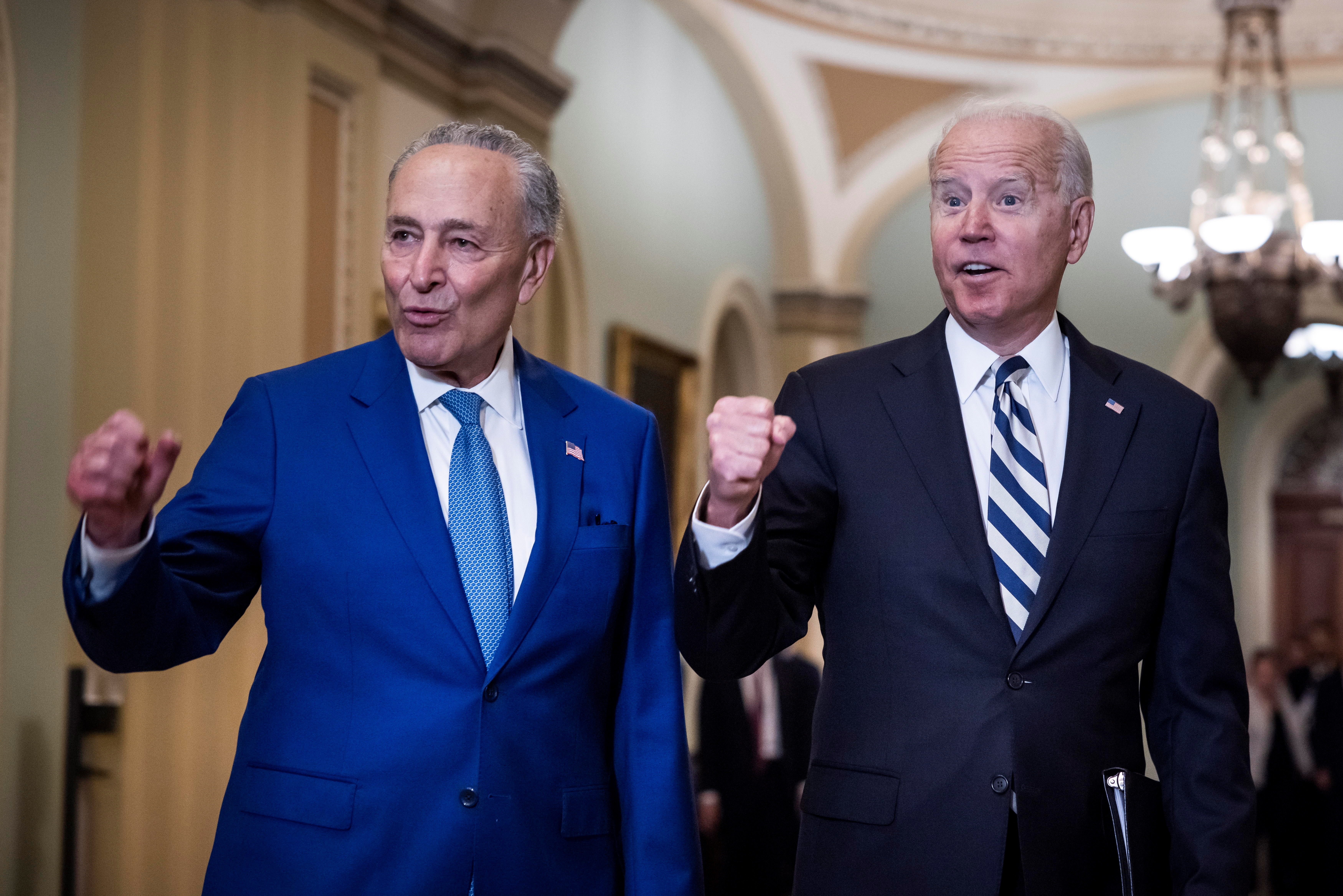 El presidente de Estados Unidos, Joe Biden, junto al líder de la mayoría demócrata en el Senado, Chuck Schumer (Foto: EFE)