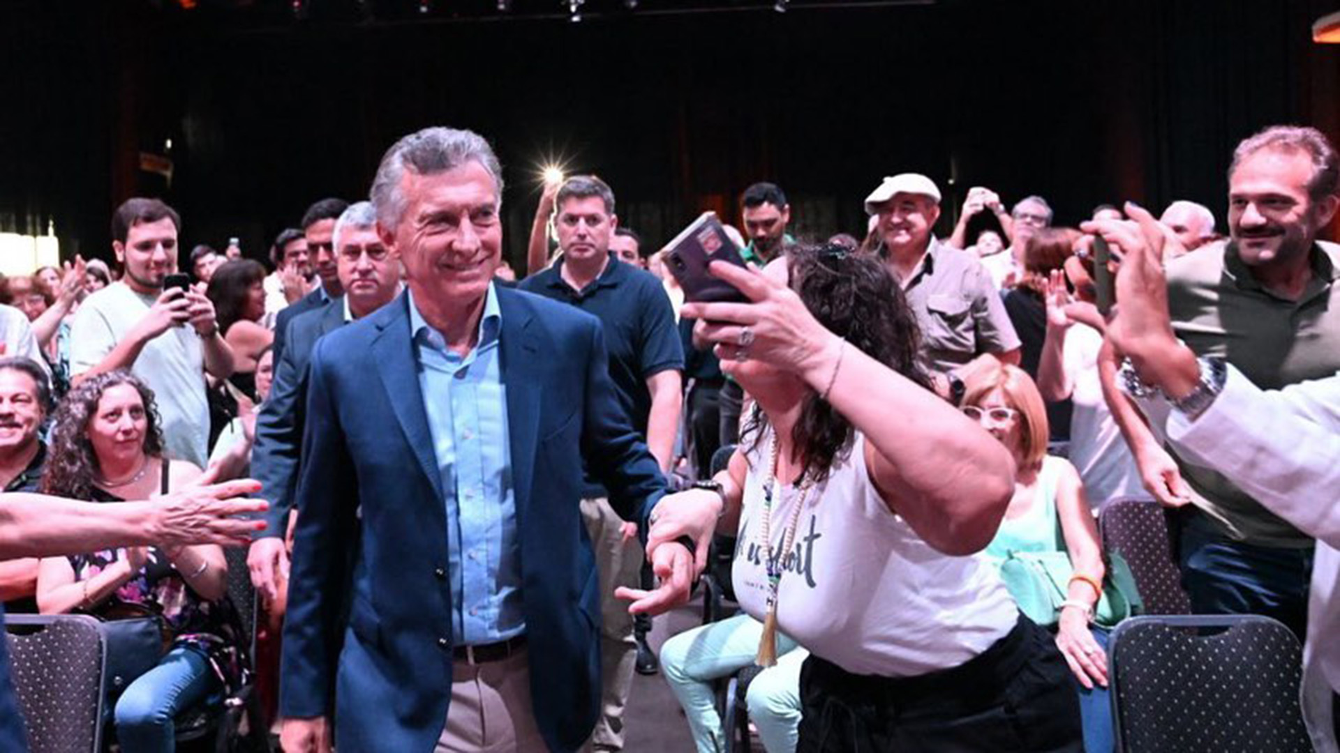 Mauricio Macri, recibido como una estrella de rock para presentar su libro en Rosario
