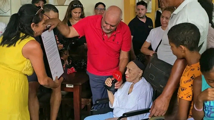 Omara Portuondo, la diva de 95 años de 'Buena Vista Social Club', recibió el máximo galardón de la discográfica estatal cubana