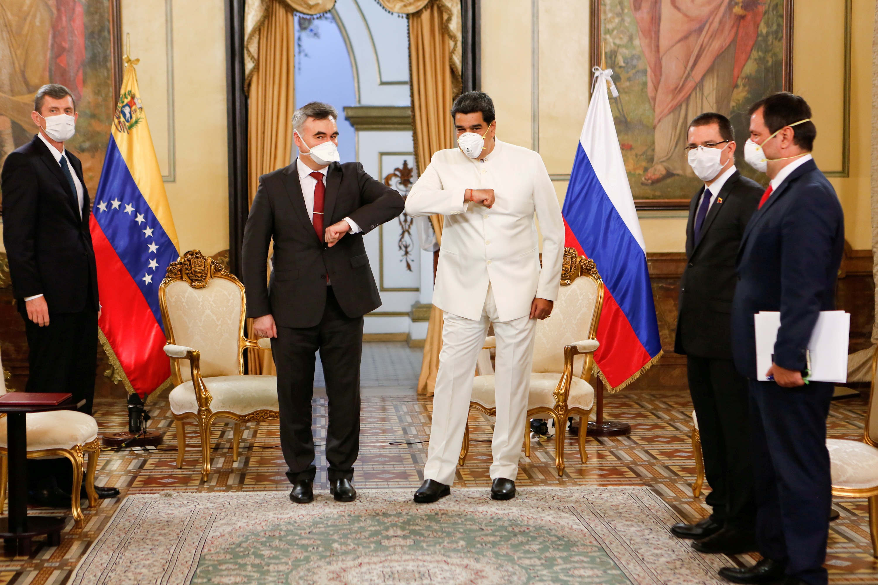 Nicolás Maduro y el embajador de Rusia en Venezuela, Sergey Melik-Bagdasarov, en el Palacio de Miraflores en Caracas, Venezuela.. Miraflores Palace/Handout via REUTERS