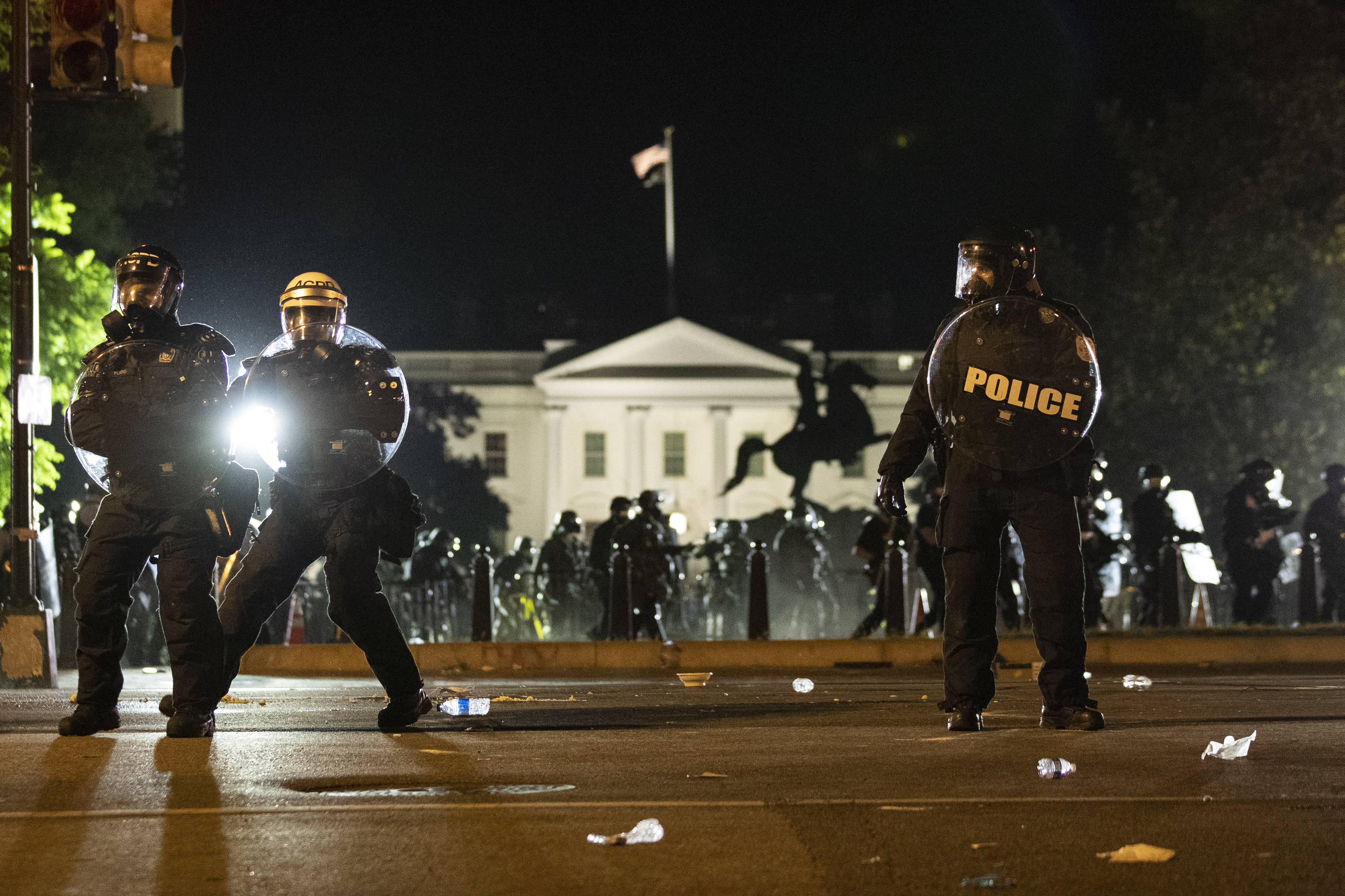 Una de las más virulentas de la noche han sido las que han tenido lugar en Washington, que comenzaron frente a la Casa Blanca, donde los manifestantes prendieron hogueras, que derivaron luego en incendios y enfrentamientos con la policía en zonas aledañas. (AP Photo/Alex Brandon)