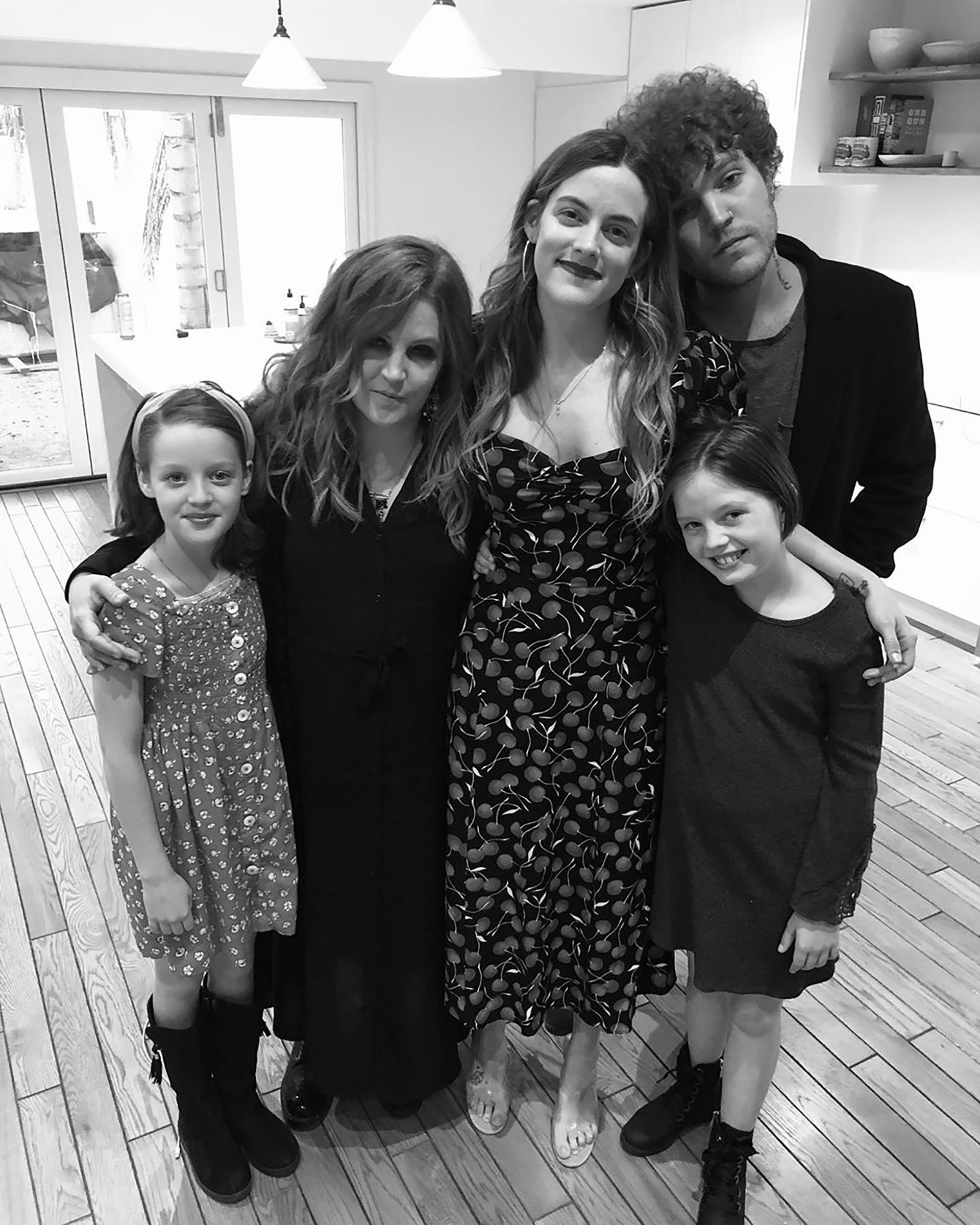 Unas de las últimas fotos de Lisa Marie Presley con sus cuatro hijos (@lisampresley)