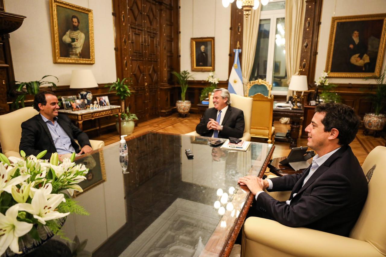 El Presidente junto al intendente electo de Río Cuarto, Juan Manuel Llamosas, y el ministro del Interior, Eduardo "Wado" De Pedro