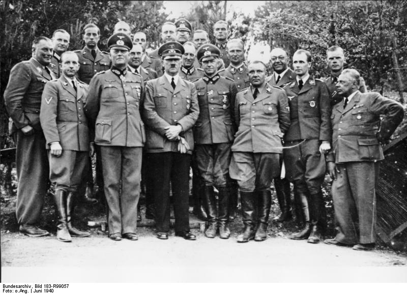 Theodor Morell (en la segunda fila, a la izquierda, sin uniforme), junto a los hombres más cercanos a Hitler (Wikimedia Commons)