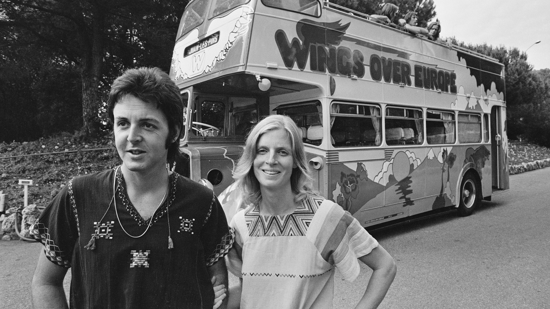 Paul y Linda de gira en 1972 con los Wings. Paul formó una banda e incluyó a su esposa pese a las quejas de los críticos. (Photo by Reg Lancaster/Daily Express/Hulton Archive/Getty Images)
