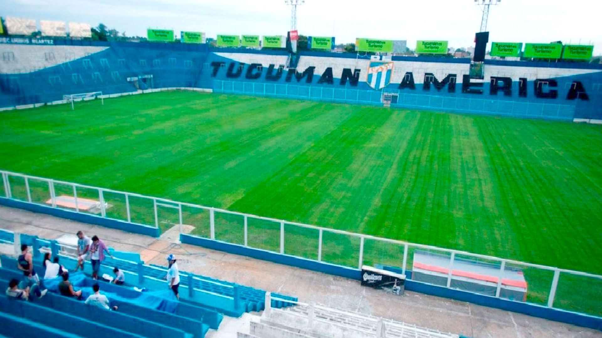 On the field of Atlético Tucumán, it reads Tucumán América 1