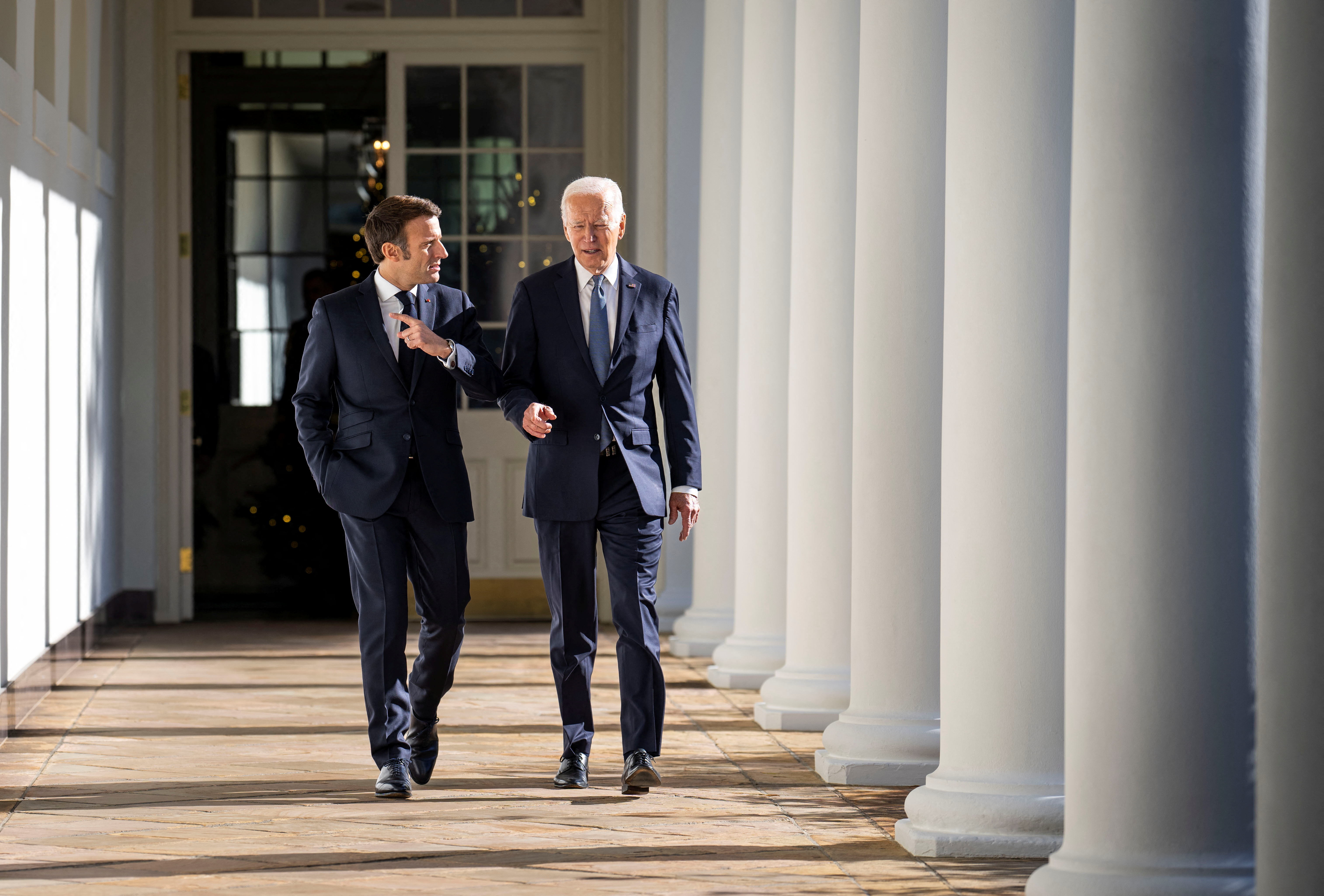 Joe Biden y Emmanuel Macron caminan hacia el Despacho Oval en la Casa Blanca (Doug Mills/The New York Times via AP)