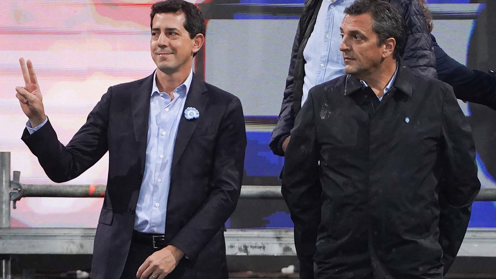 Wado De Pedro y Sergio Massa en el escenario del acto que encabezó Cristina Kirchner este 25 de Mayo. (foto Franco Fafasuli)