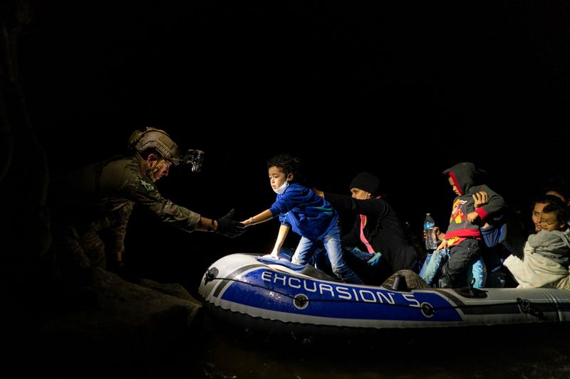 Menores migrantes no acompañados esperan a ser transportados por la Patrulla Fronteriza de Estados Unidos después de cruzar el río Bravo hacia Estados Unidos desde México en La Joya, Texas, Estados Unidos (Foto: REUTERS/Go Nakamura)