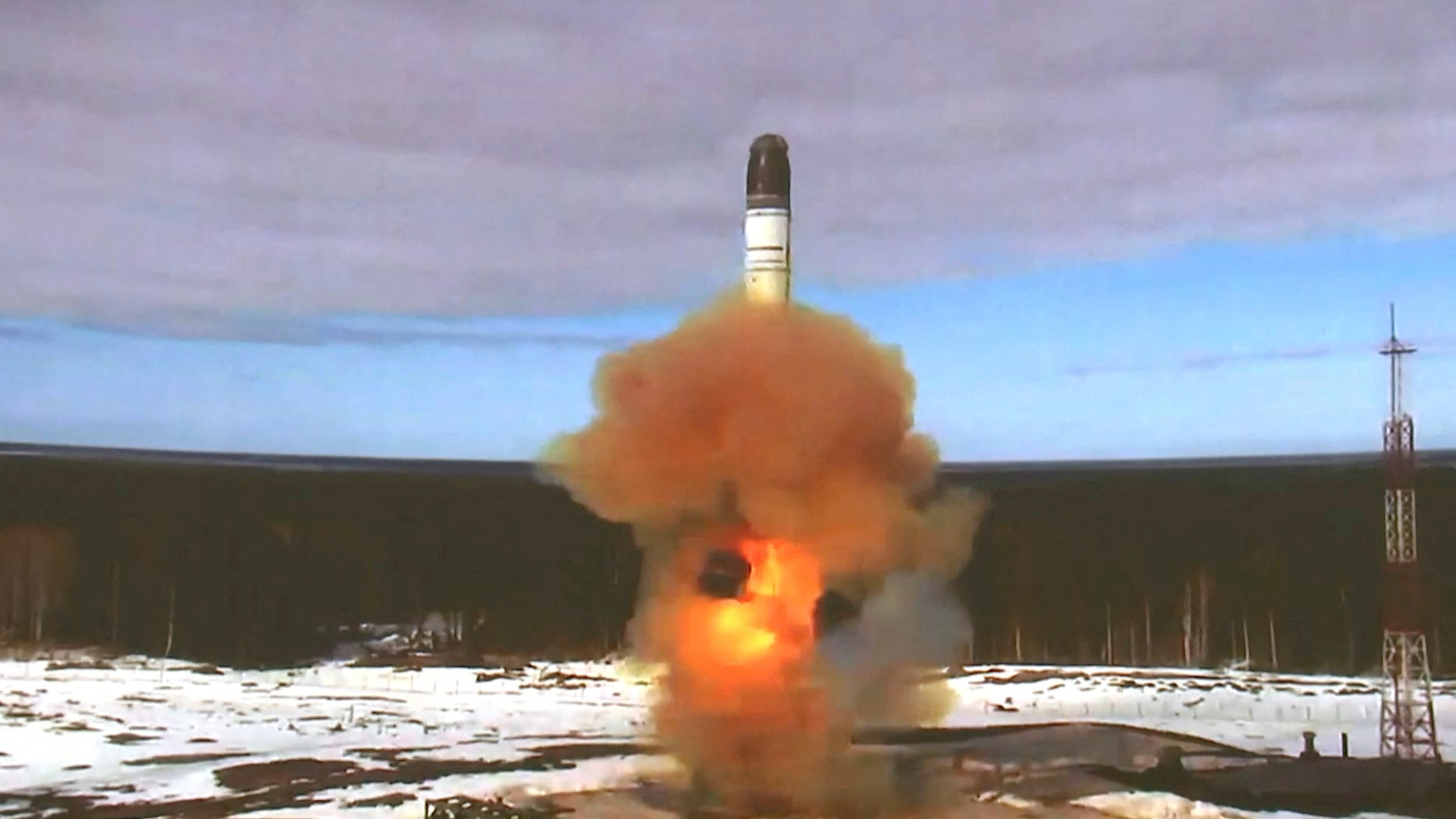 El misil balístico intercontinental Sarmat, durante una prueba en el cosmódromo de Plesetsk en la región de Arkhangelsk, Rusia (Reuters)