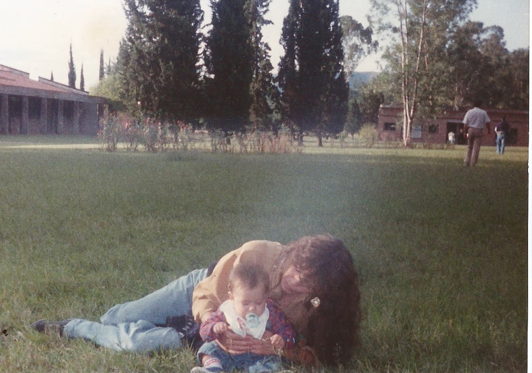 Cecilia y su hijo Facundo cuando era bebé en el campus de la Universidad Católica de Salta, donde hizo el primer tramo de la carrera de abogacía