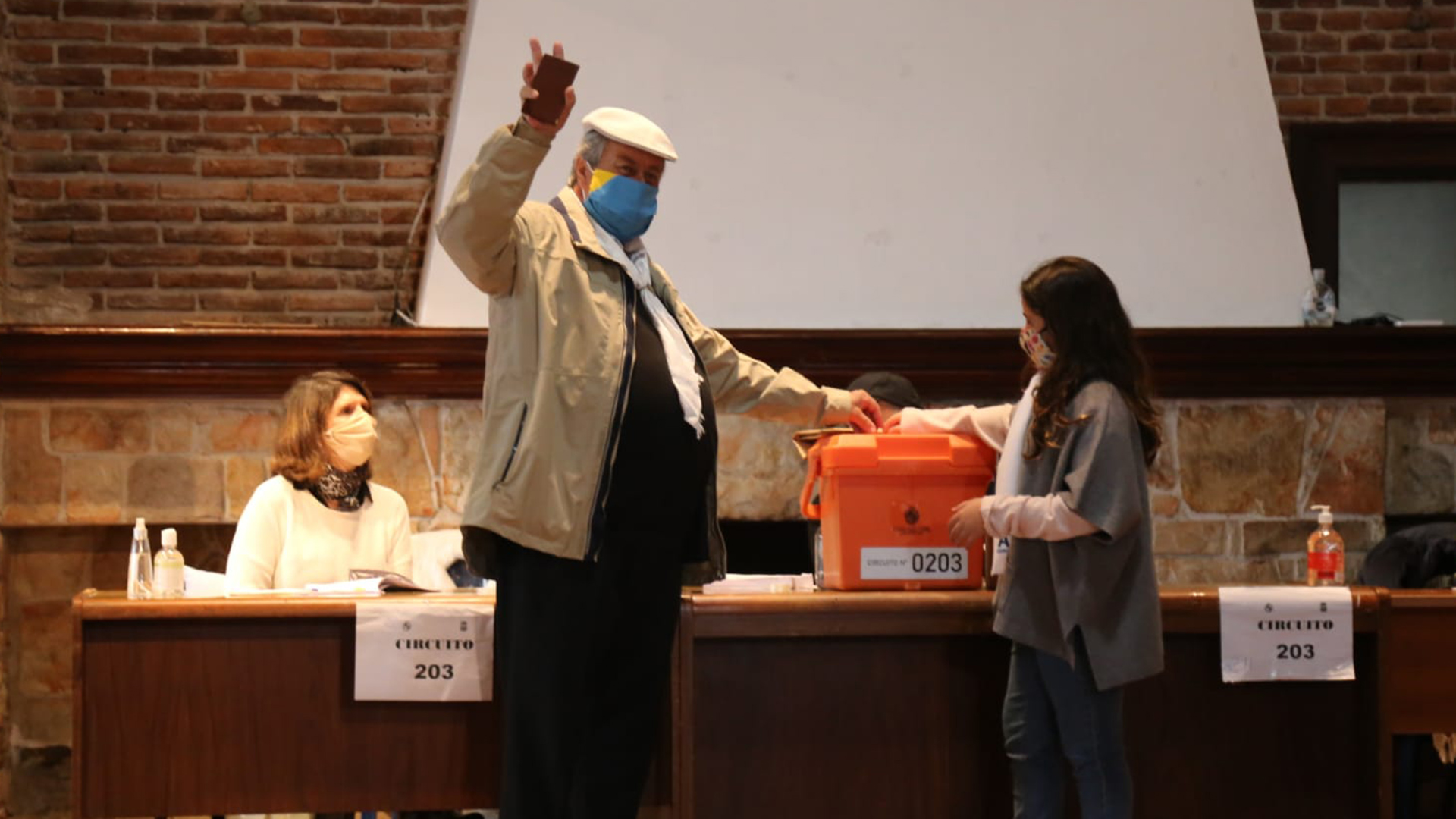 El intendente votó respetando los protocolos dispuestos por las autoridades nacionales por la pandemia del coronavirus