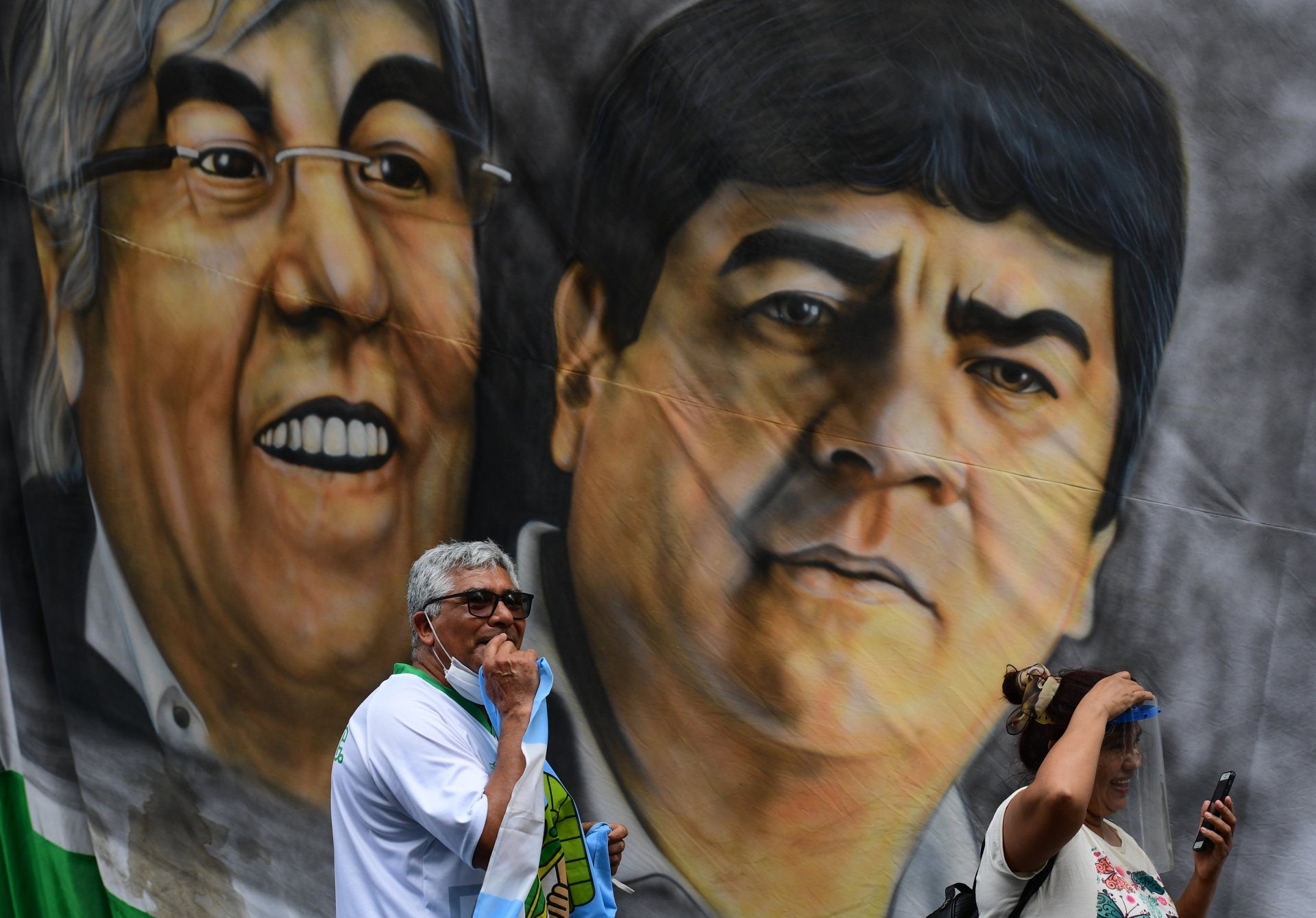 Hugo Moyano y su hijo y sucesor al frente del sindicato de camioneros, Pablo, en una gigantesca bandera