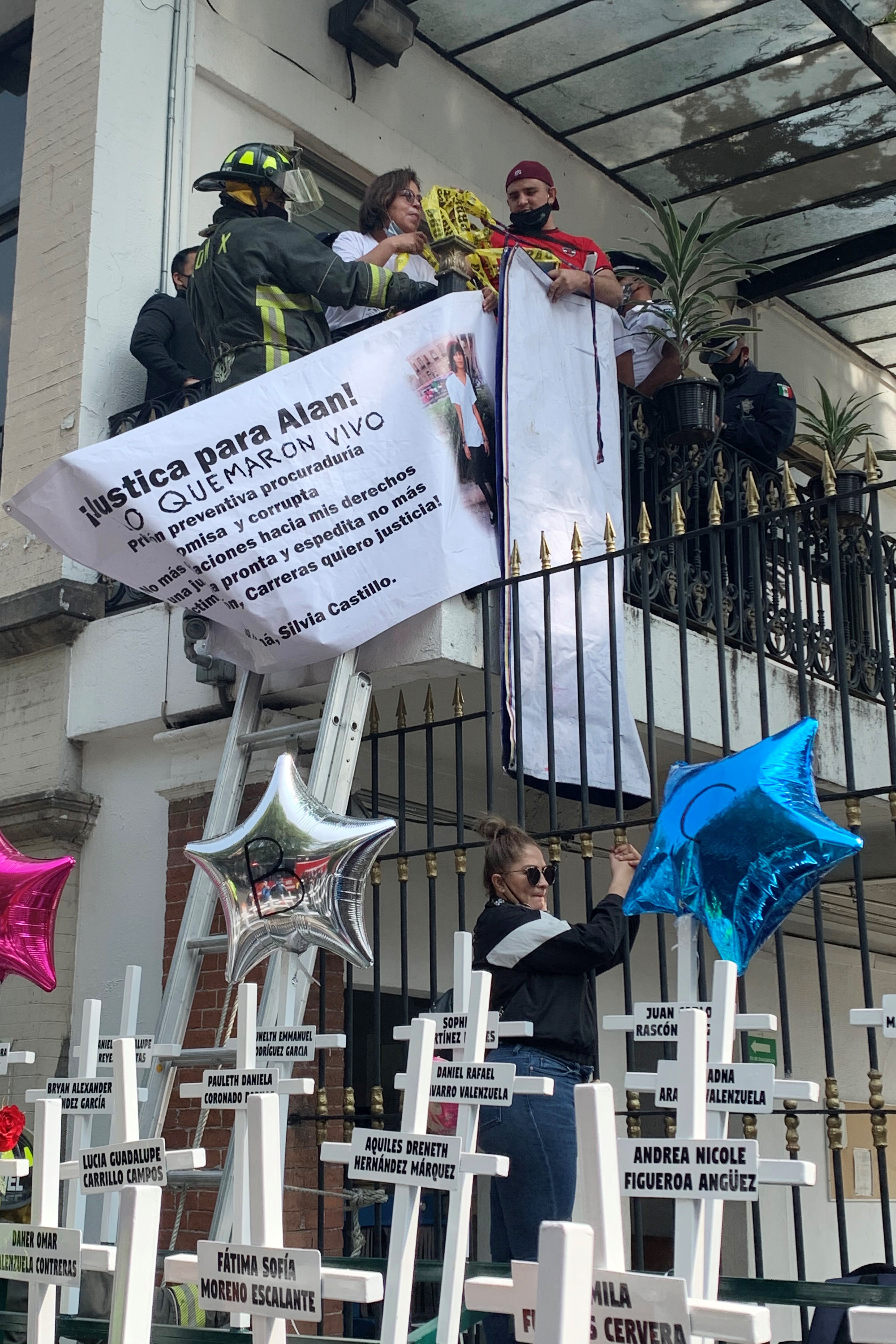 En 2020 los padres de los 49 niños muertos en el incendio de la guardería ABC tomaron el edificio de la Secretaría mexicana de Gobernación para exigir justicia (Foto: EFE/José Pazos)
