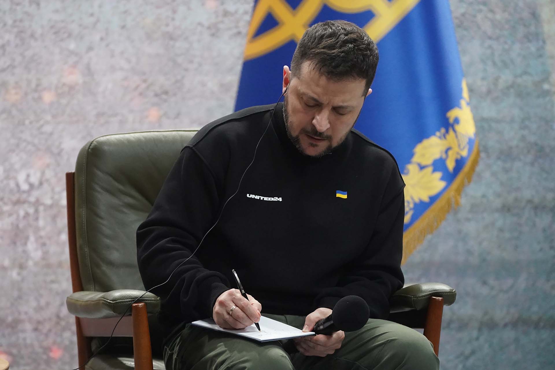 El presidente ucraniano anota durante una pregunta