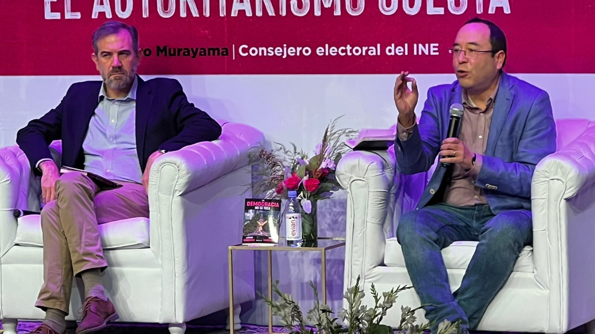 Lorenzo Córdova and Ciro Murayama during the presentation of their book (Twitter/@lorenzocordovav)