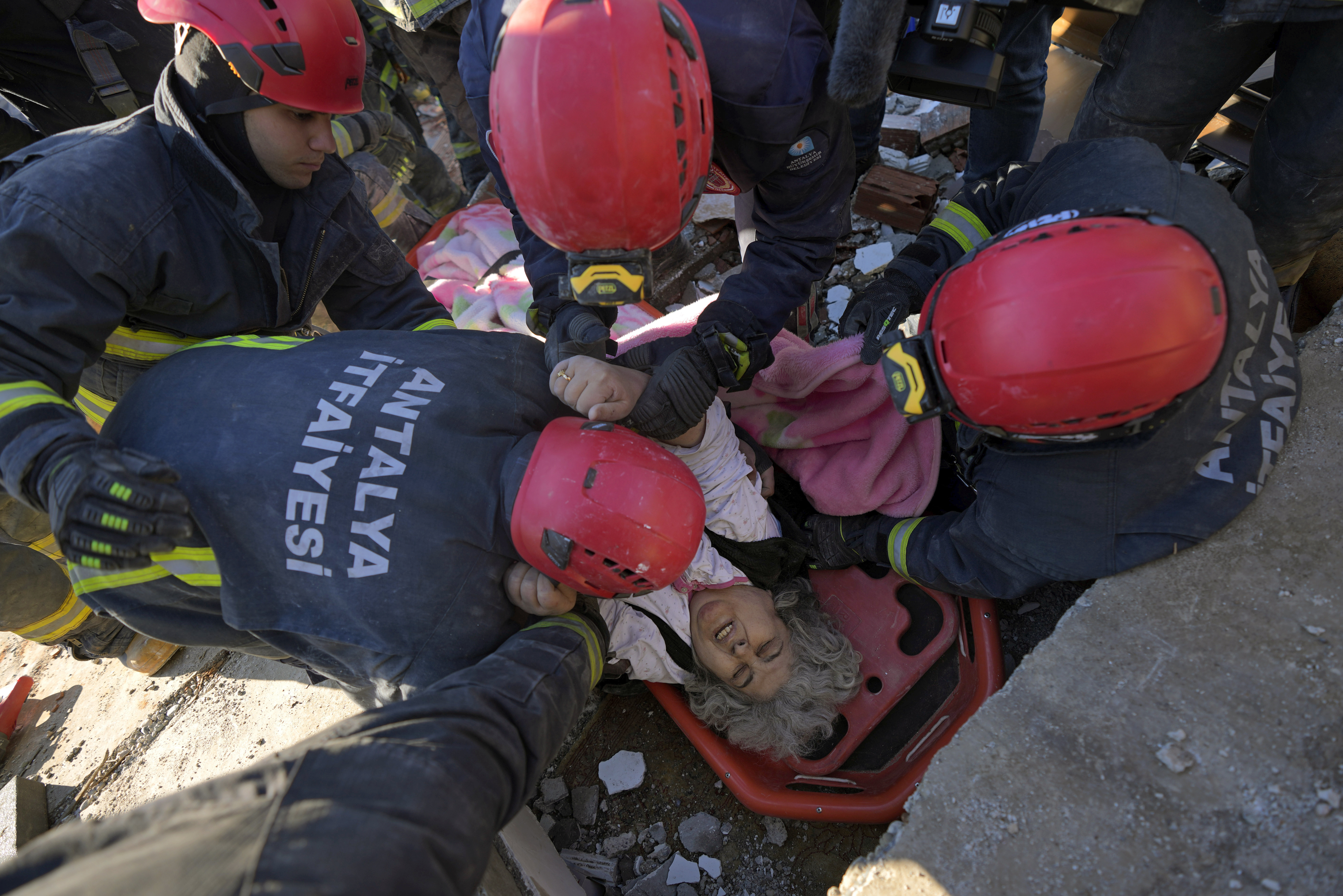 Equipos de rescate sacan a una sobreviviente de entre los escombros de un edificio en Kahramanmaras, sur de Turquía (AP Foto/Khalil Hamra)